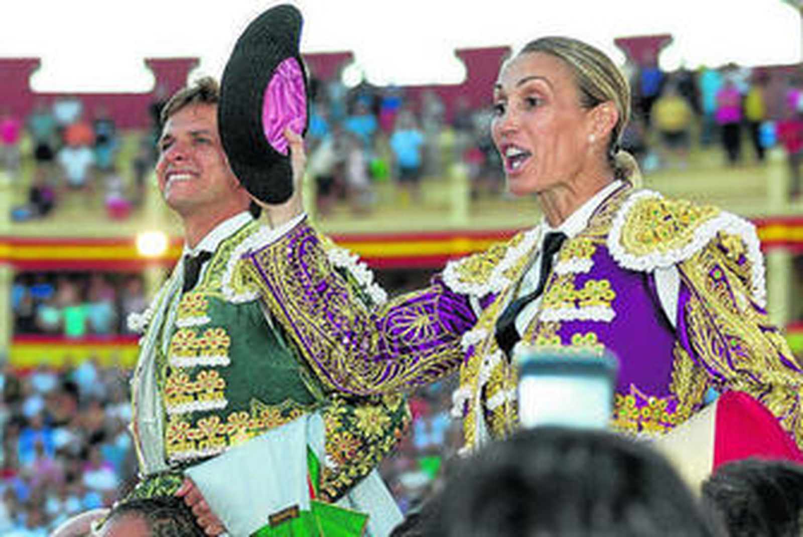 El Juli y Cristina Sánchez en su salida a hombros de la plaza de Cuenca.