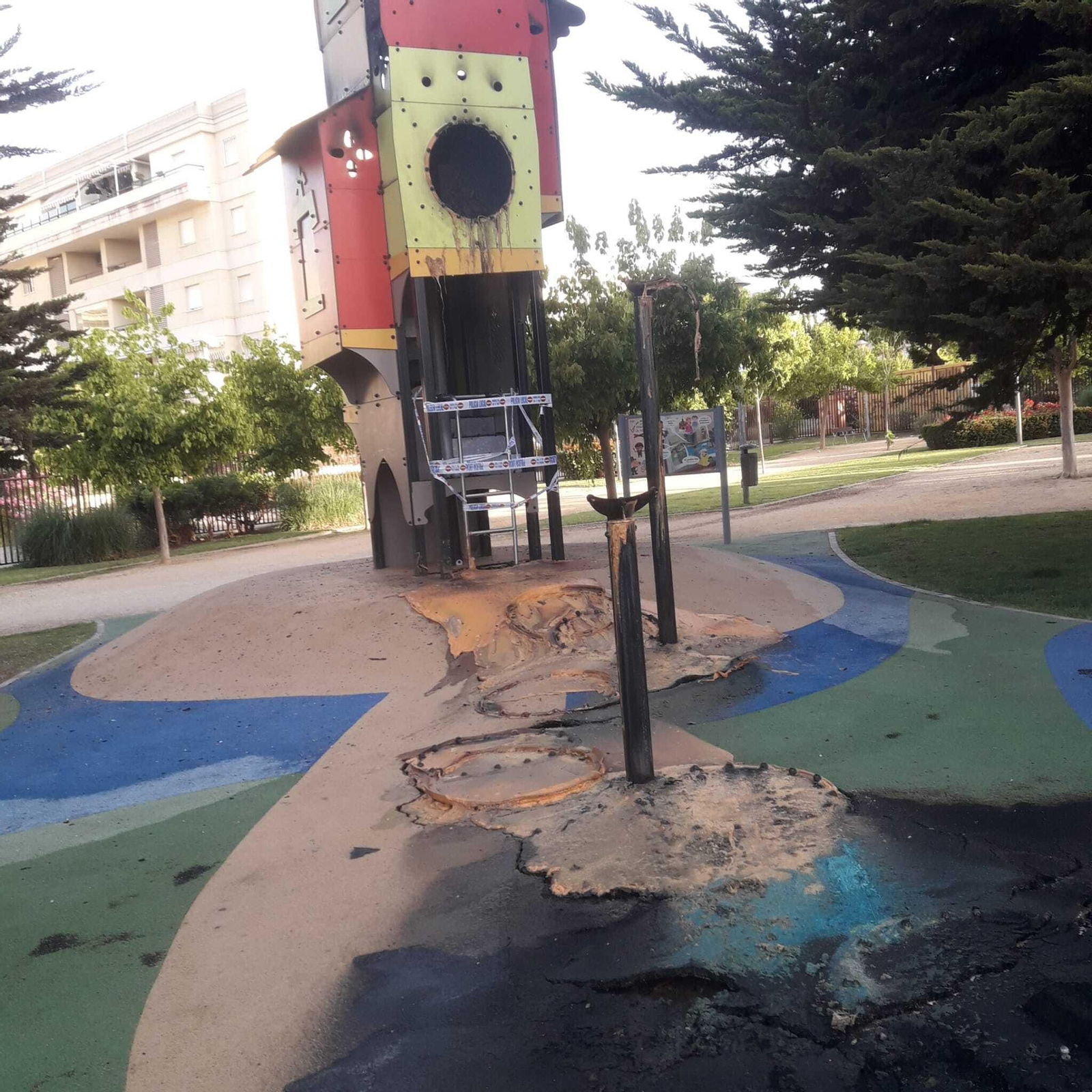 Un columpio quemado en el mismo parque.