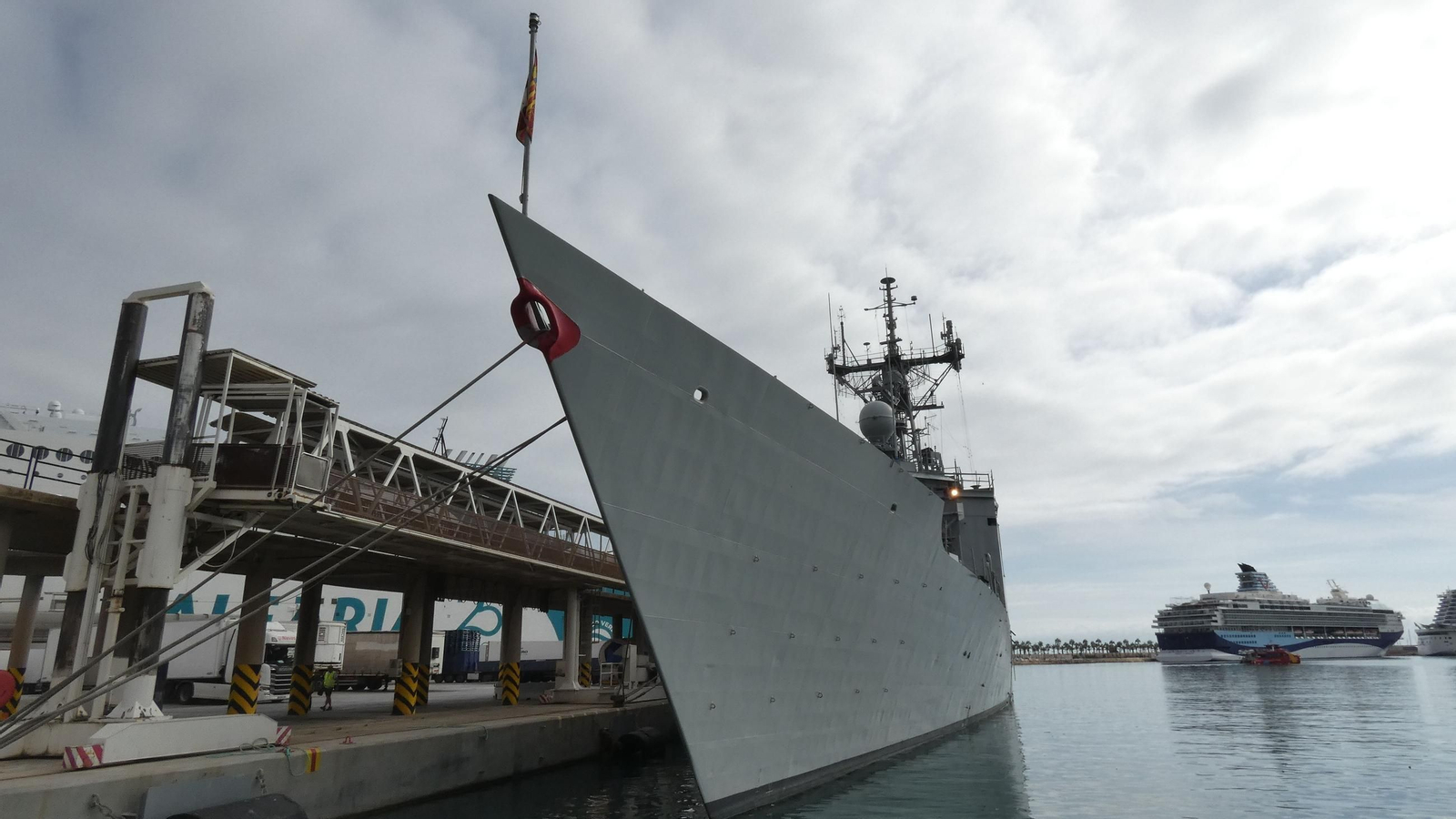 Fragata española Reina Sofia y buque de crucero