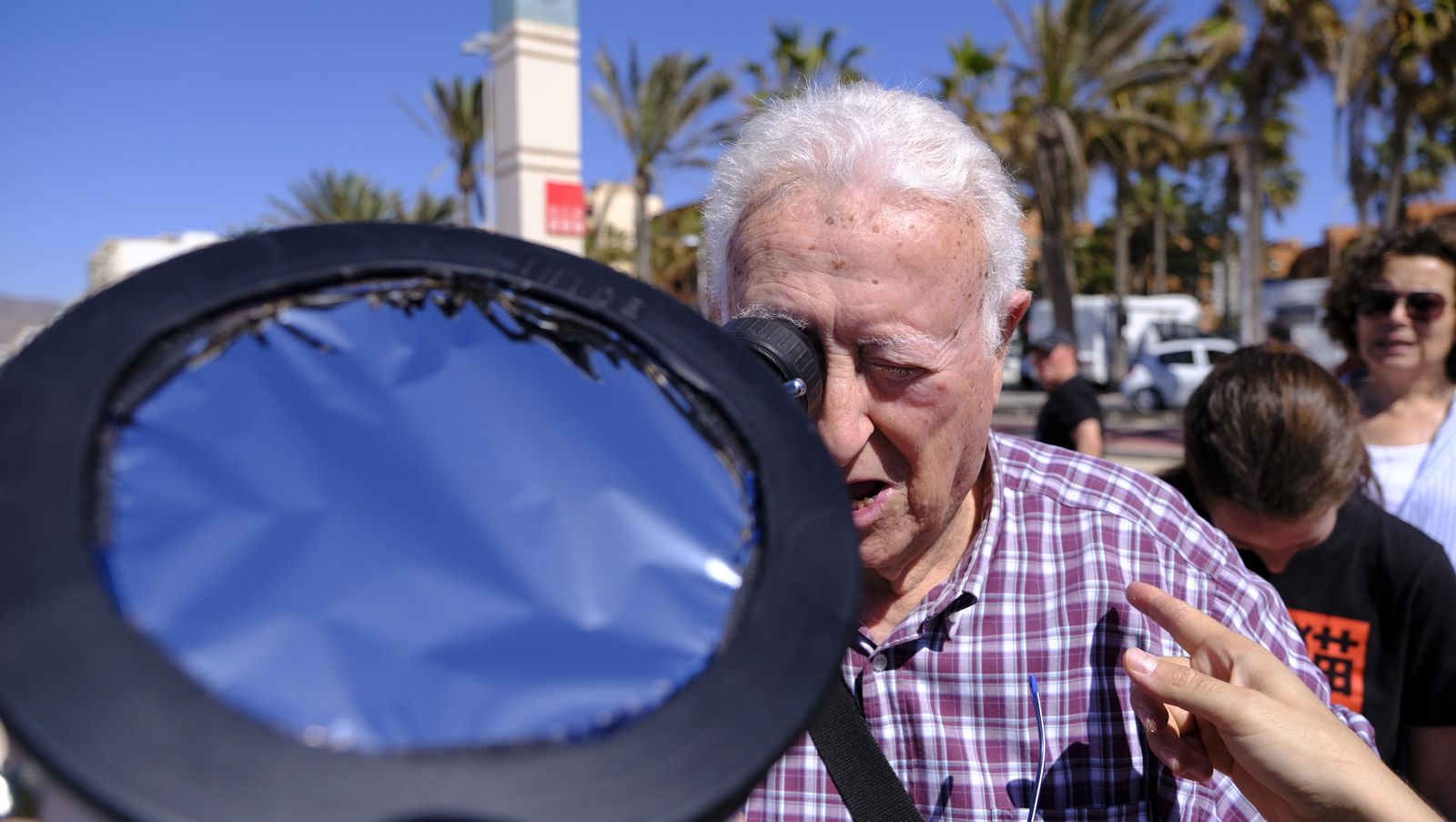 Almería observa el eclipse solar desde el Paseo Marítimo, en imágenes