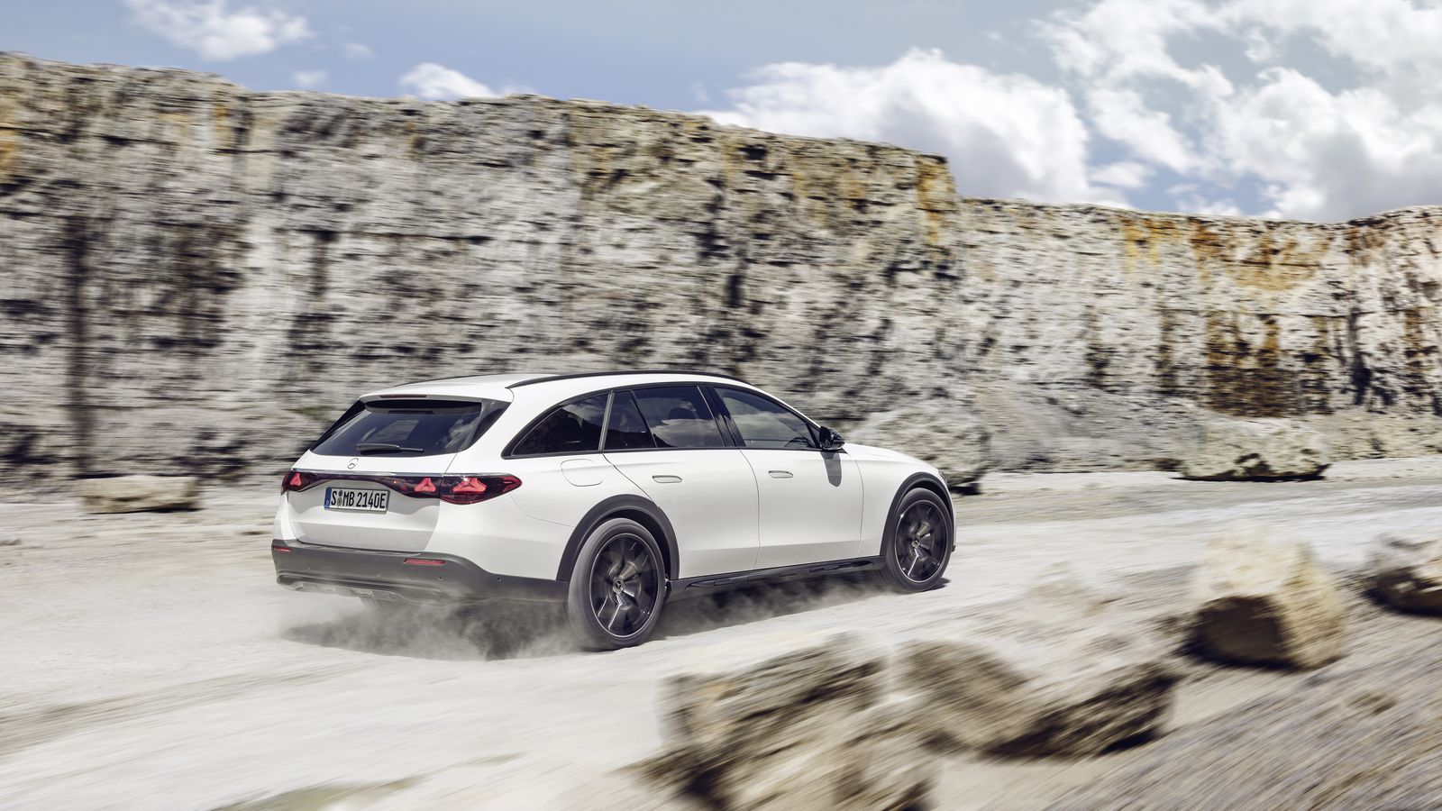 La tracción a las cuatro ruedas 4Matic y la suspensión neumática son los elementos claves del chasis para darle la movilidad fuera del asfalto que este All-Terrain alcanza.