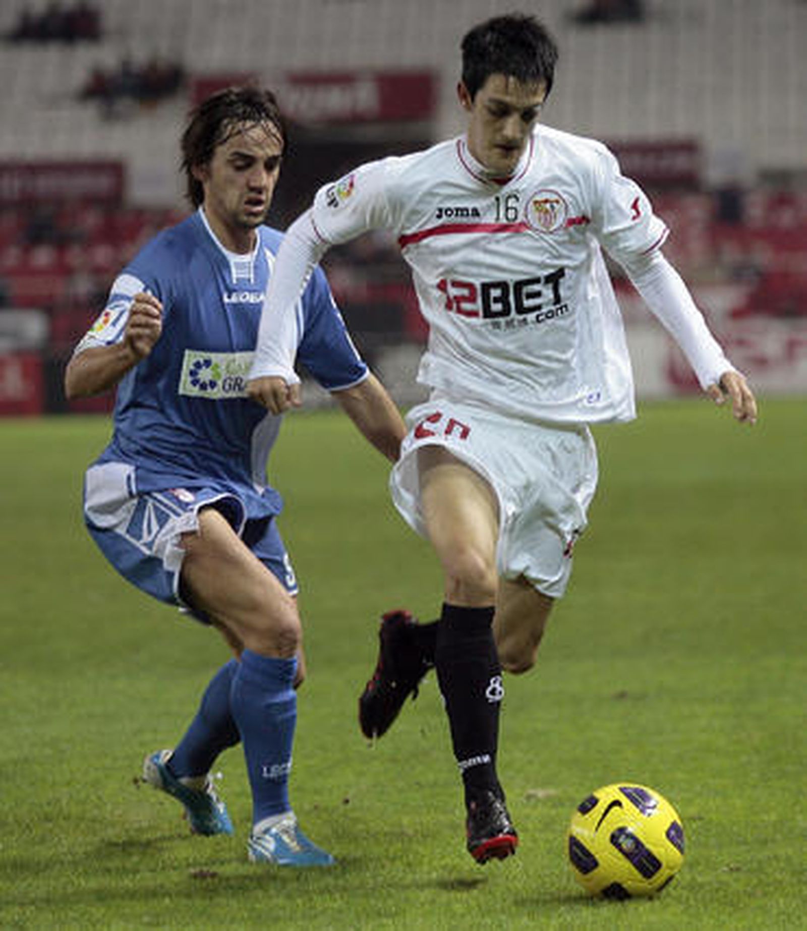 El Sevilla empata (1-1) frente a un digno Granada, que se llevó el III Trofeo Antonio Puerta en los penaltis ante un escaso público.

Foto: Juan Carlos Muñoz