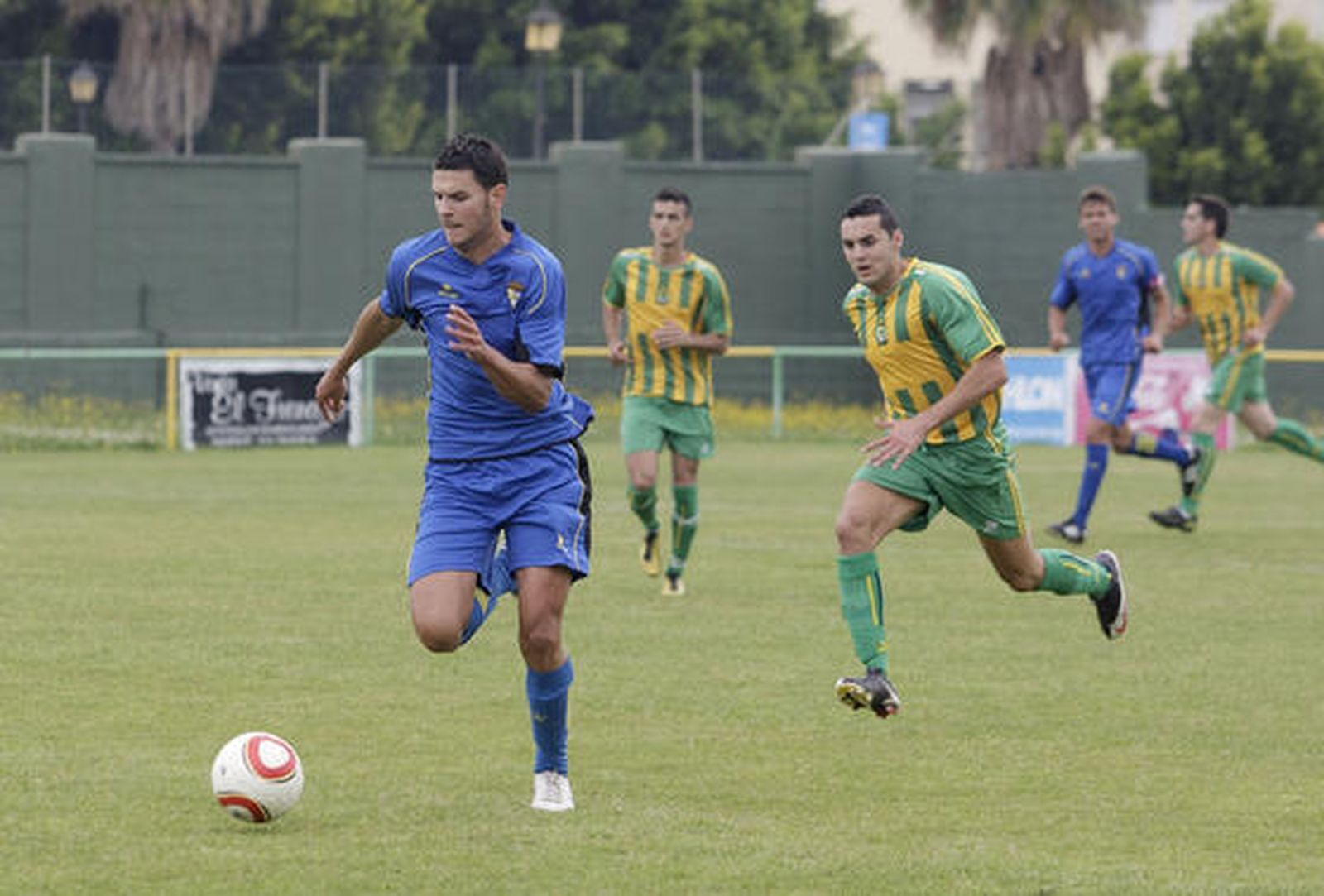 El filial amarillo, que acaba con diez jugadores, se impone con sufrimientos a Los Barrios y logra la permanencia./Fotos:Erasmo Fenoy

Foto: Erasmo Fenoy