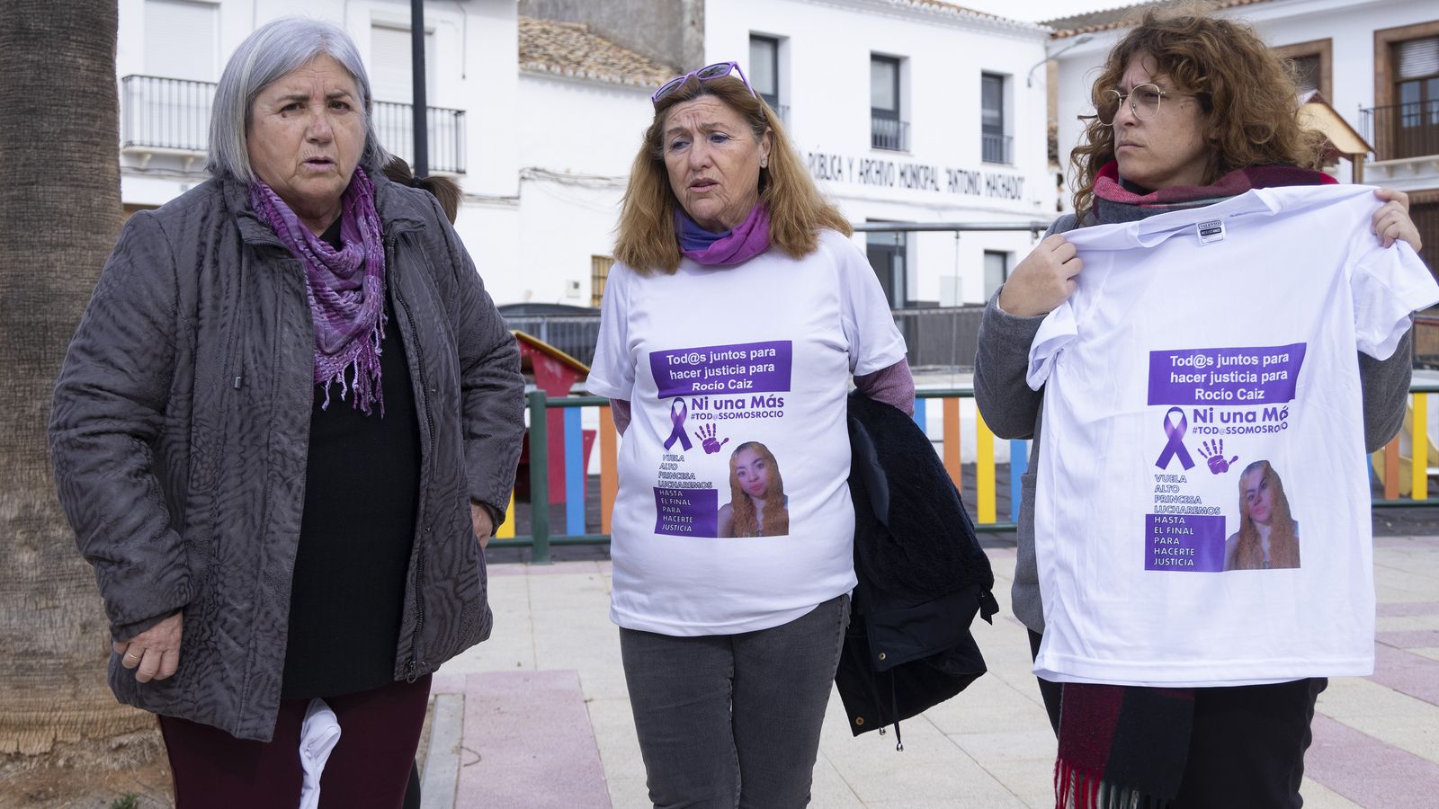 Vecinas respaldan la protesta de la familia.