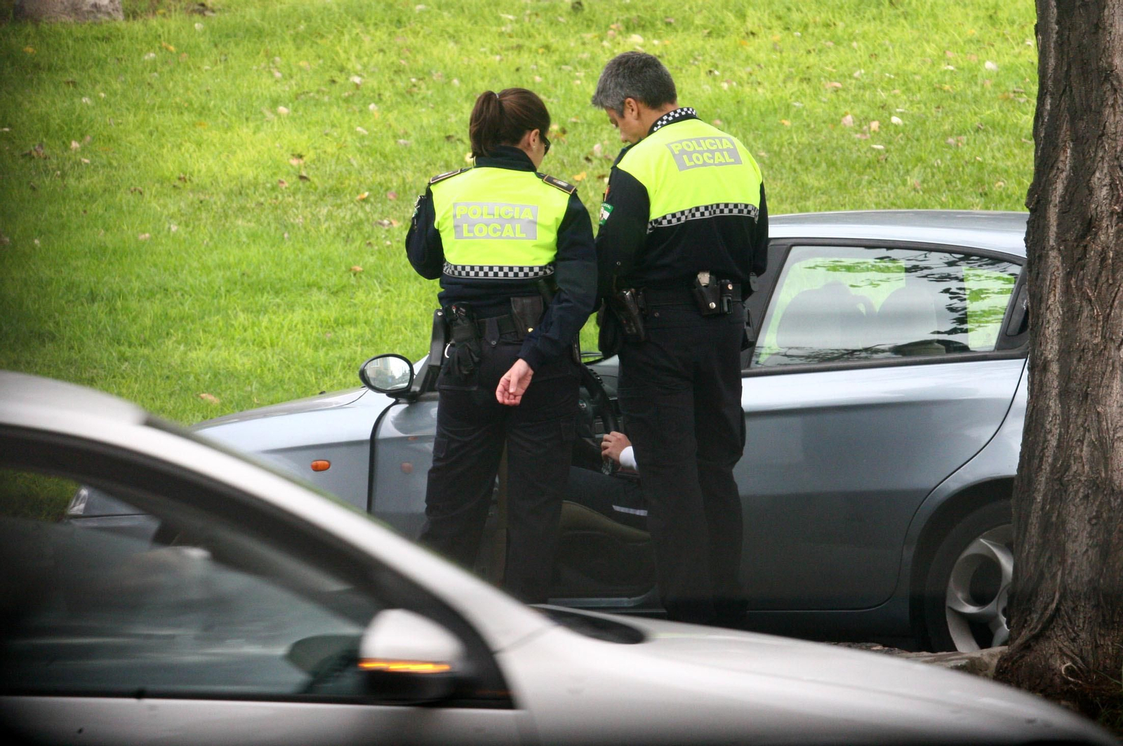 Dos agentes de la Policía Local, en un servicio en la capital.