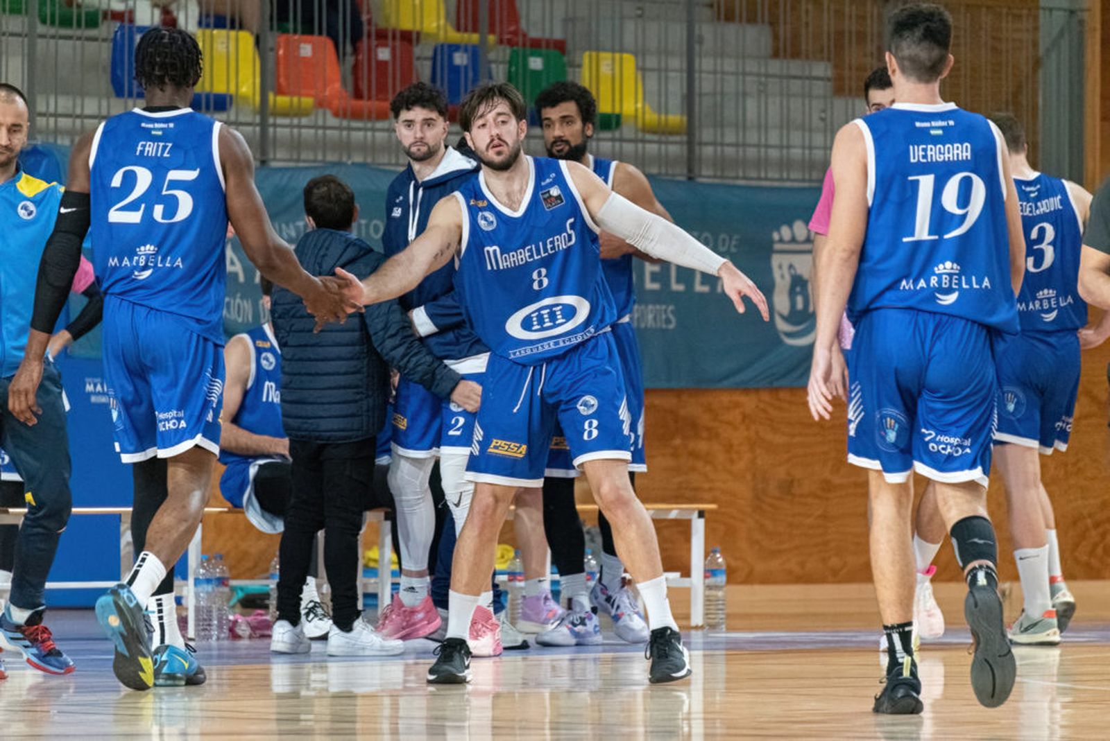 Los jugadores del CB Marbella se saludan.
