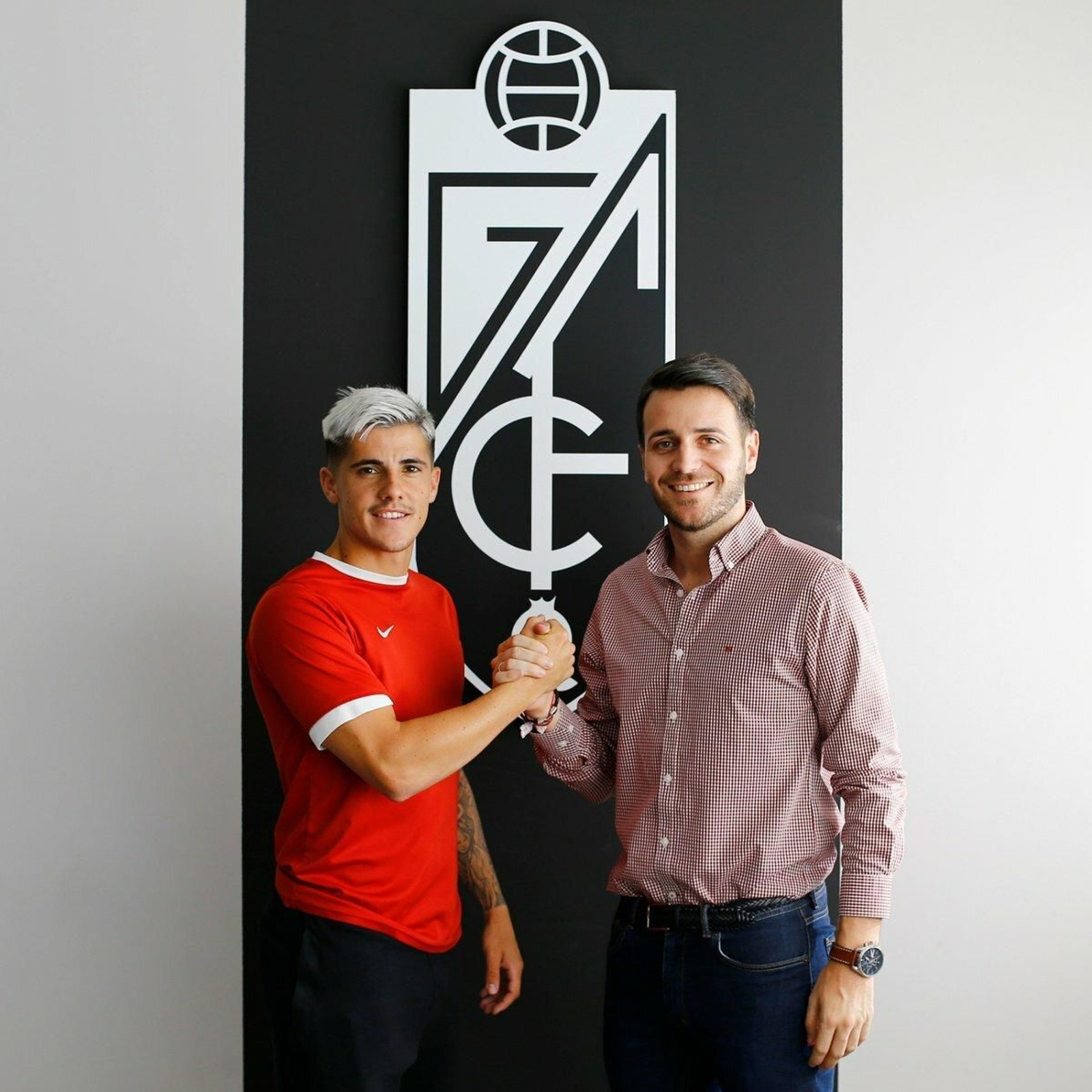 'Echu' posa con Fran Sánchez tras firmar su contrato