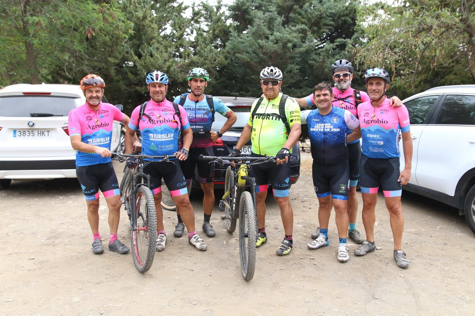 Fotogalería del ambiente en la subida al Alto de Velefique de La Vuelta.