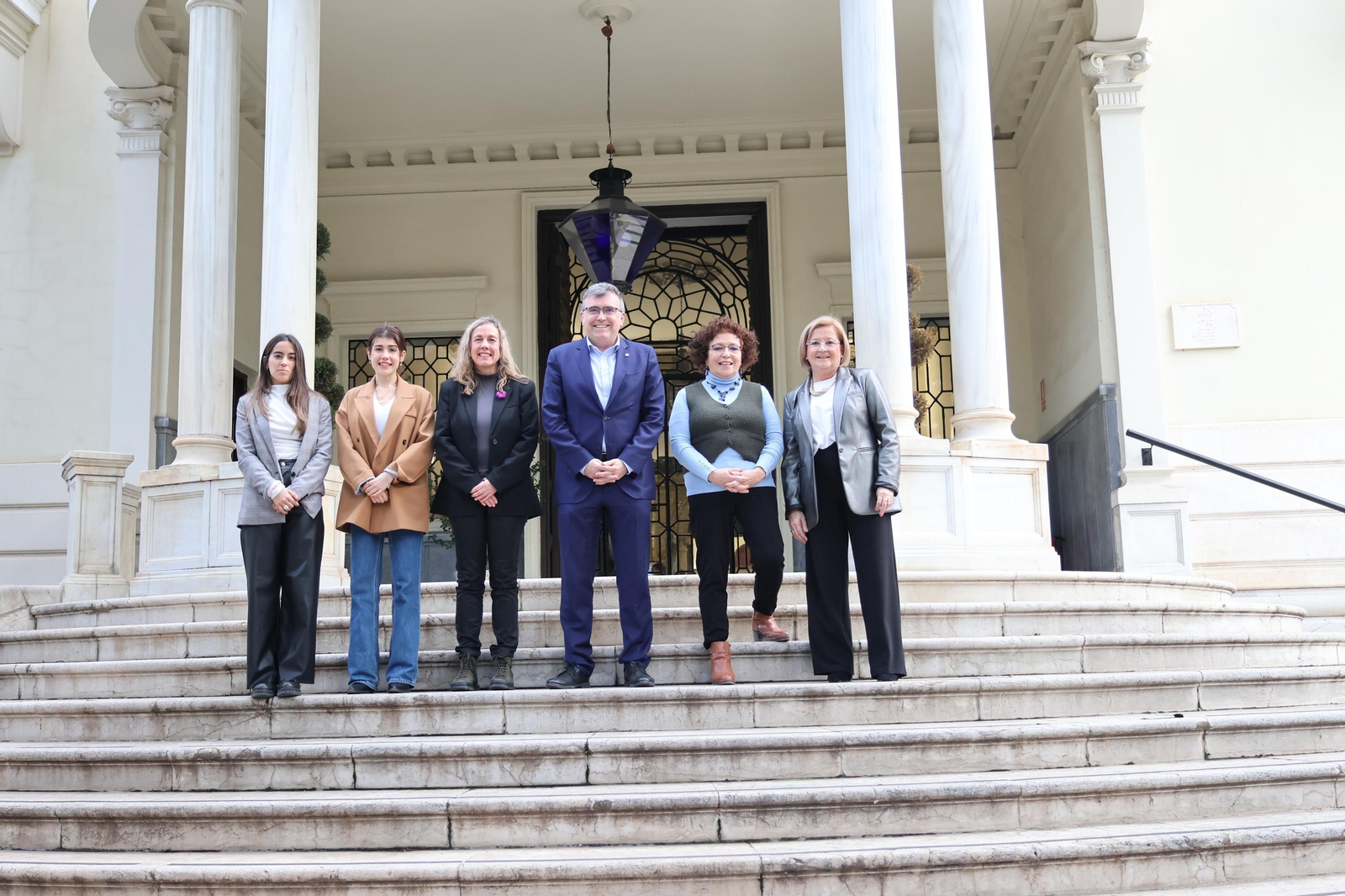 José Antonio Montilla, subdelegado del Gobierno en Granada, junto a representantes de asociaciones de mujeres