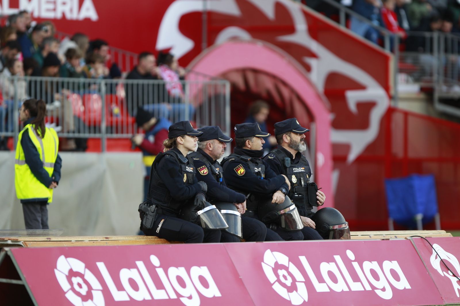 Imágenes del partido de fútbol U.D. Almería-Real Betis Balompié