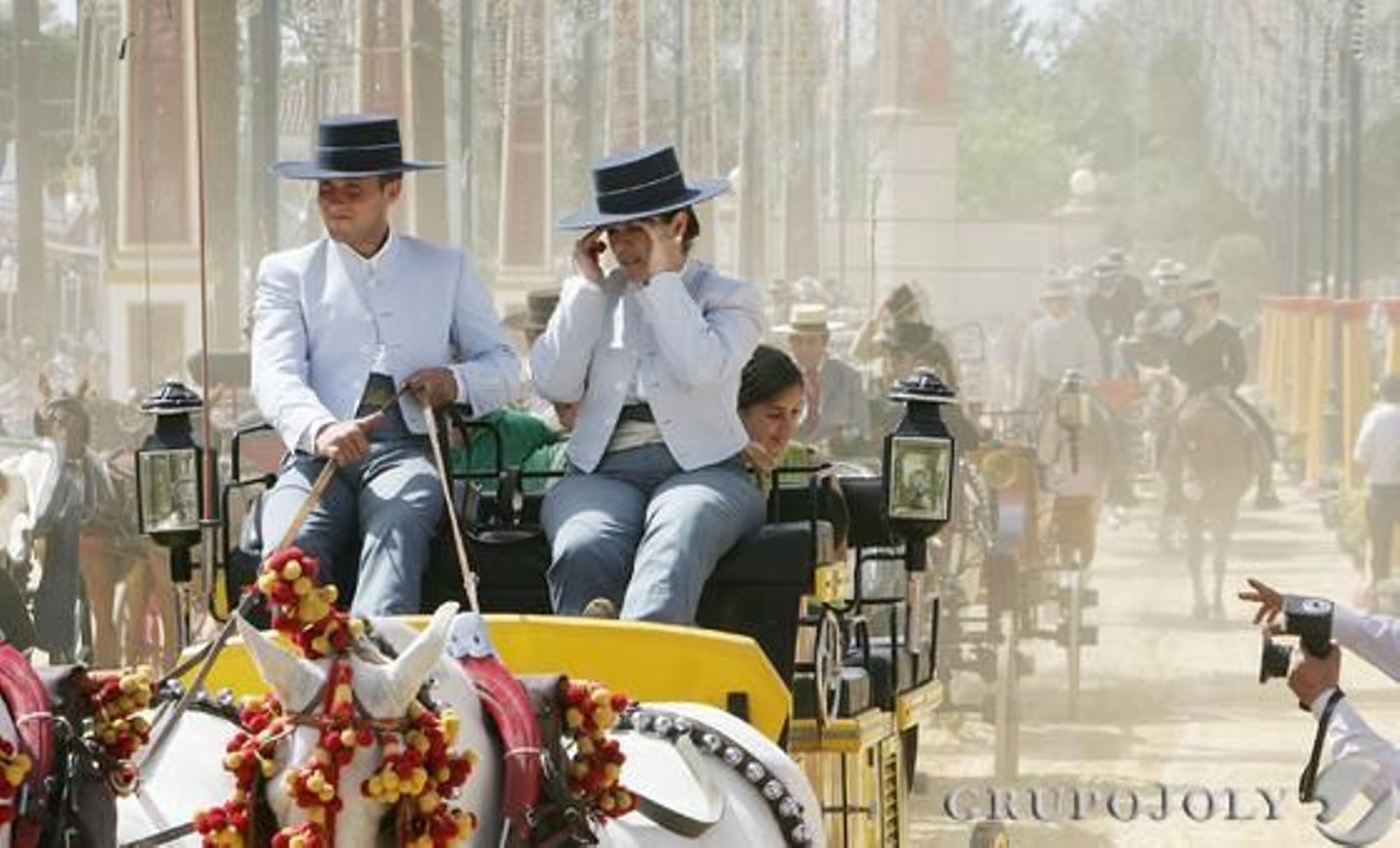 El fuerte viento desluce el paseo de enganches

Foto: Pascual
