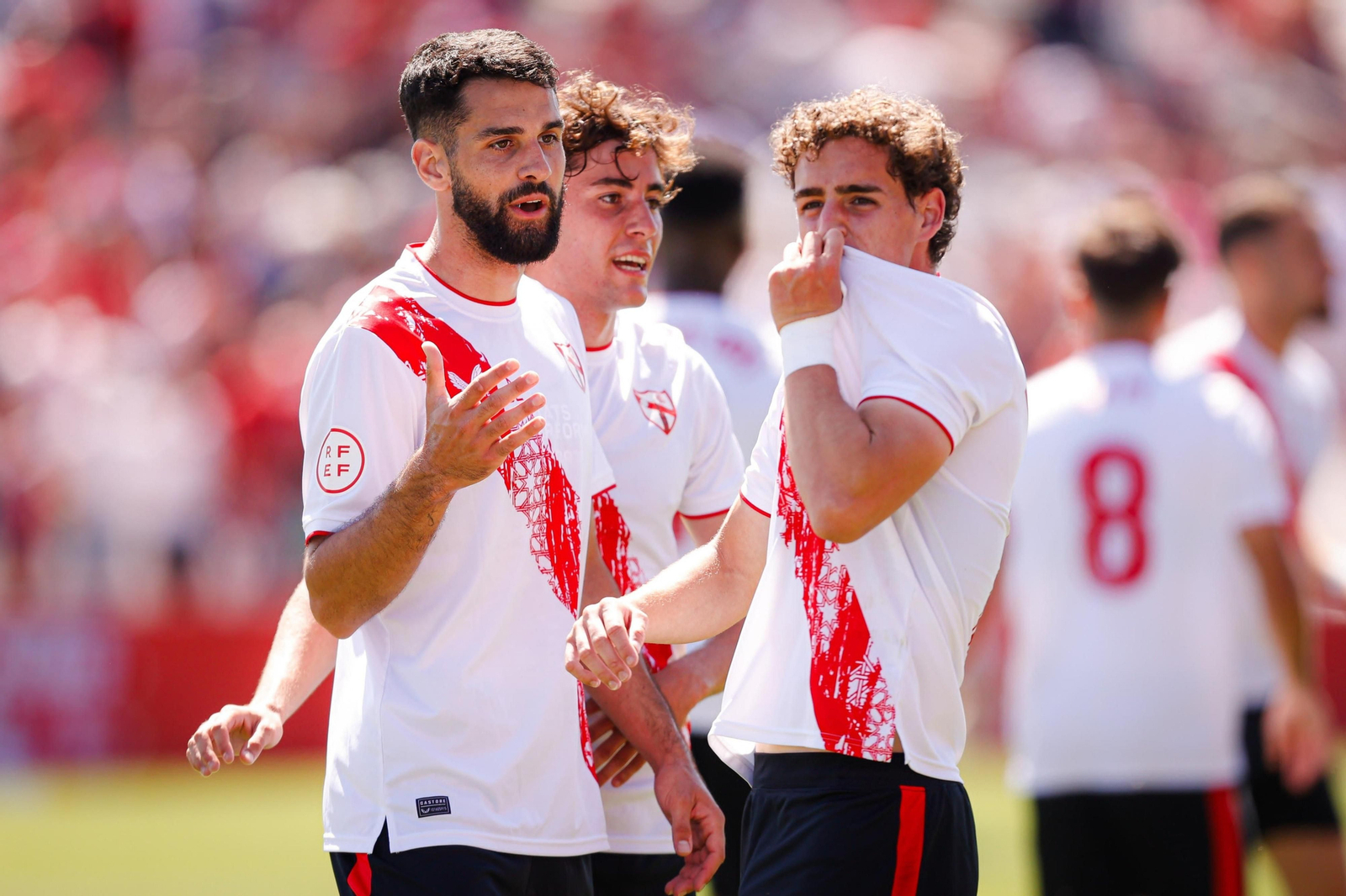 Manu Bueno se besa la camiseta junto a Xavi Sintes y Hormigo tras su golazo.