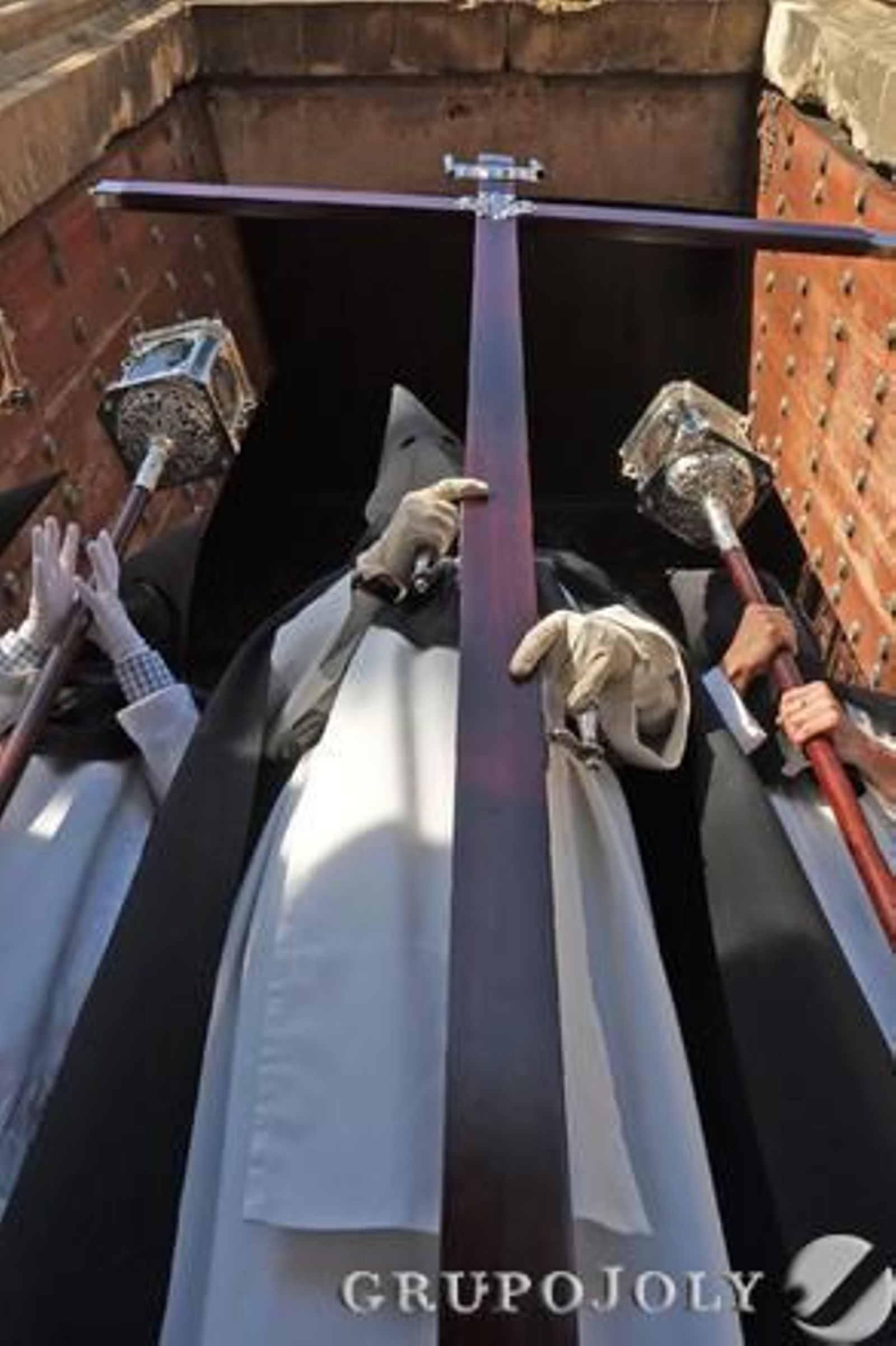 La cruz de guía de La Redención, en el momento en que abandona el Santuario de María Auxiliadora.

Foto: Manu Garcia