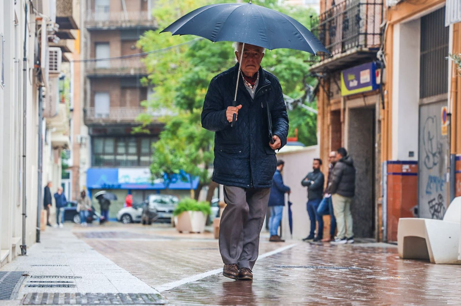 Paraguas en Huelva capital en la mañana de este jueves.