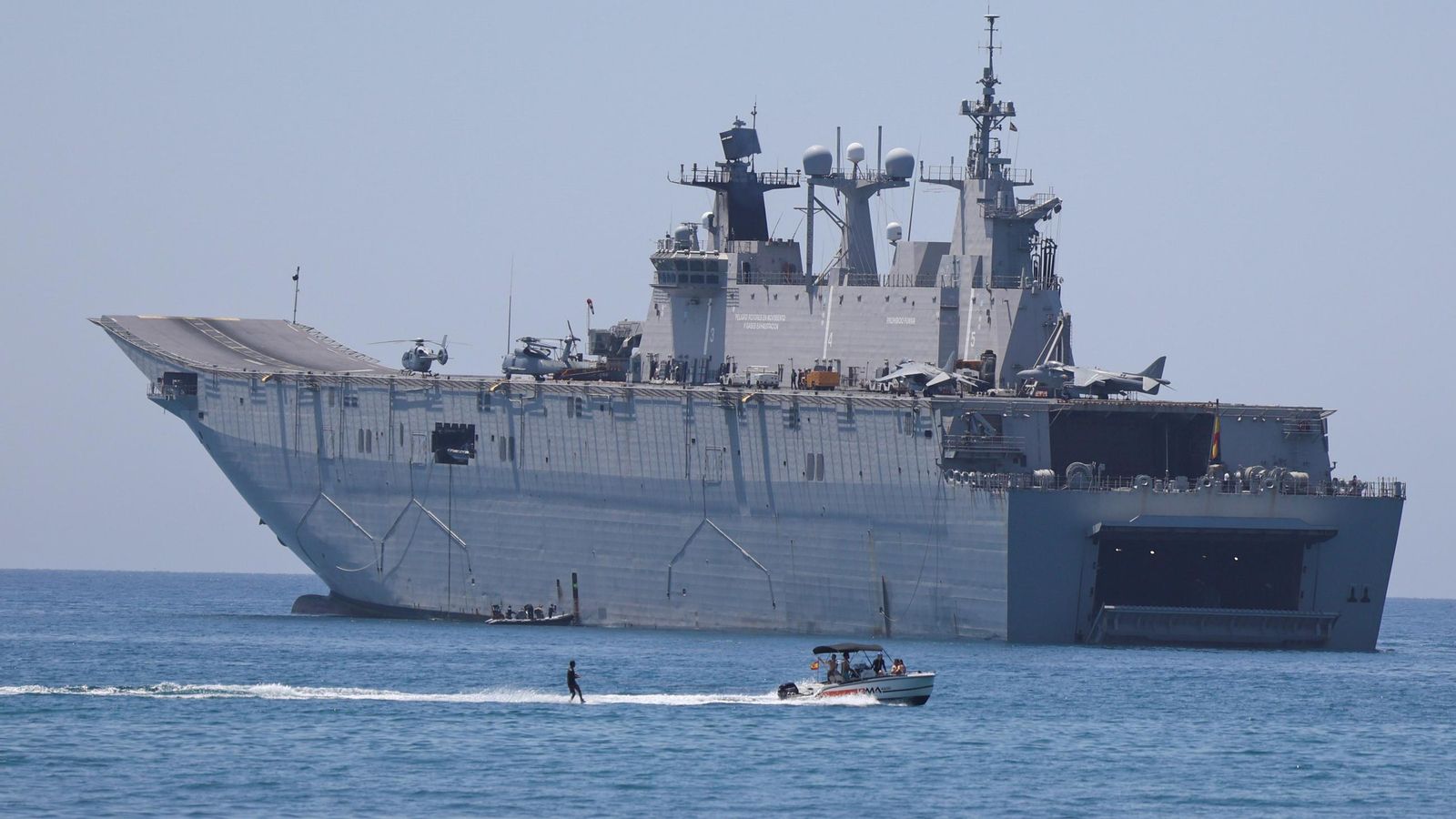 Uno de los barcos, en la bahía de Málaga. Uno de los barcos, en la bahía de Málaga.