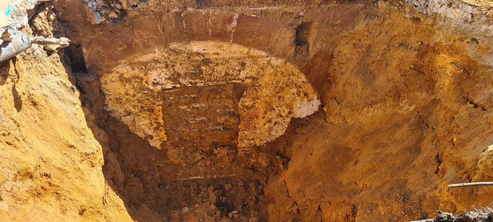 Así es la bóveda del siglo XVIII que ha aparecido bajo la fuente de la Puerta de Tierra.