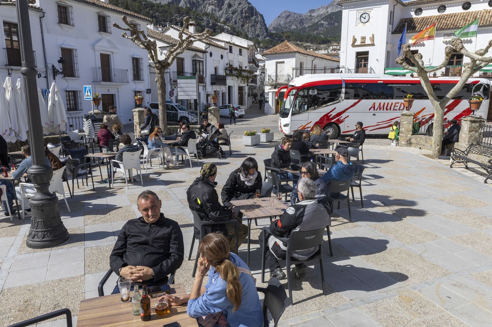 Una terraza de un bar de Grazalema repleta de clientes.