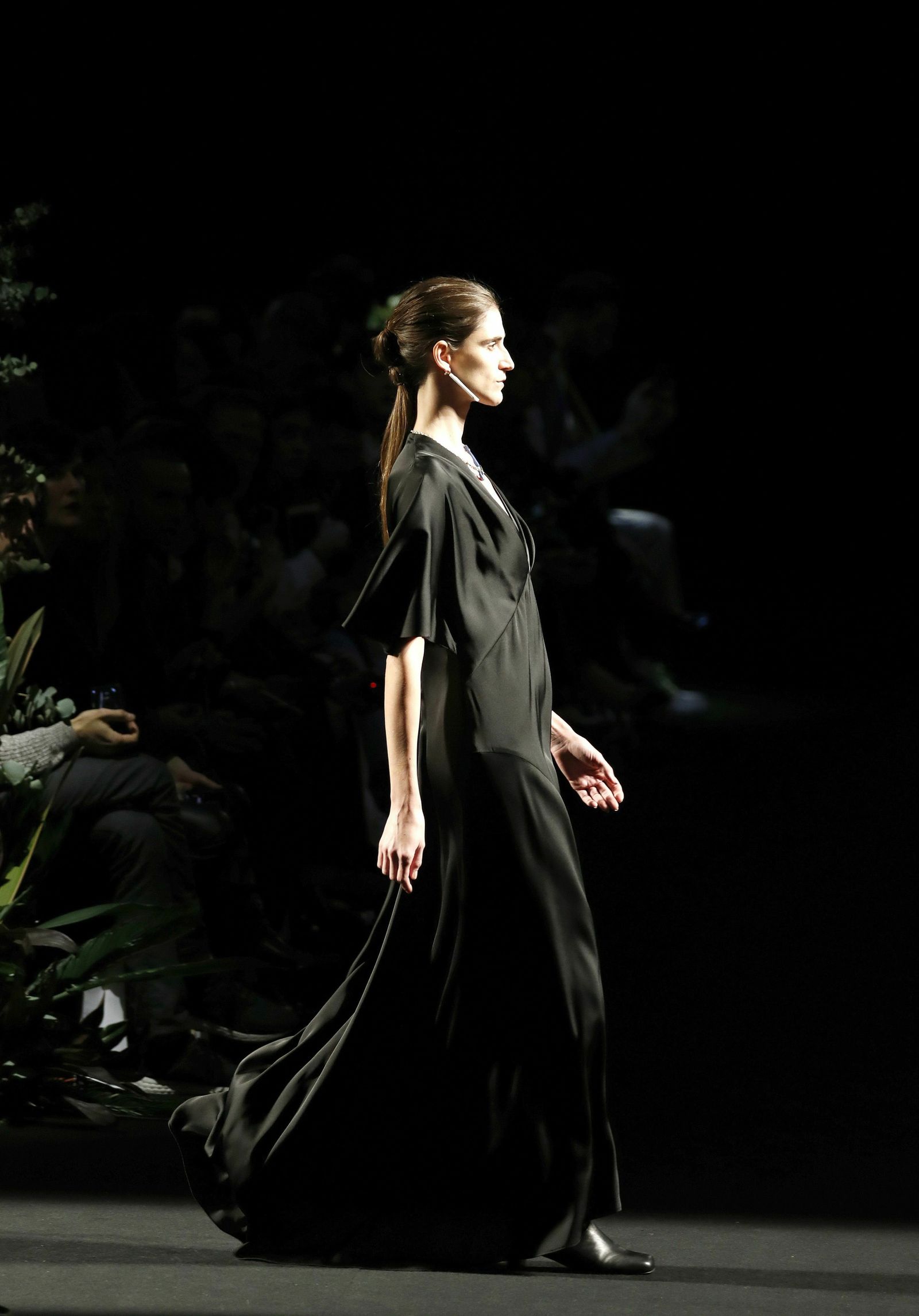 Vestido negro minimalista de Ángel Schlesser.