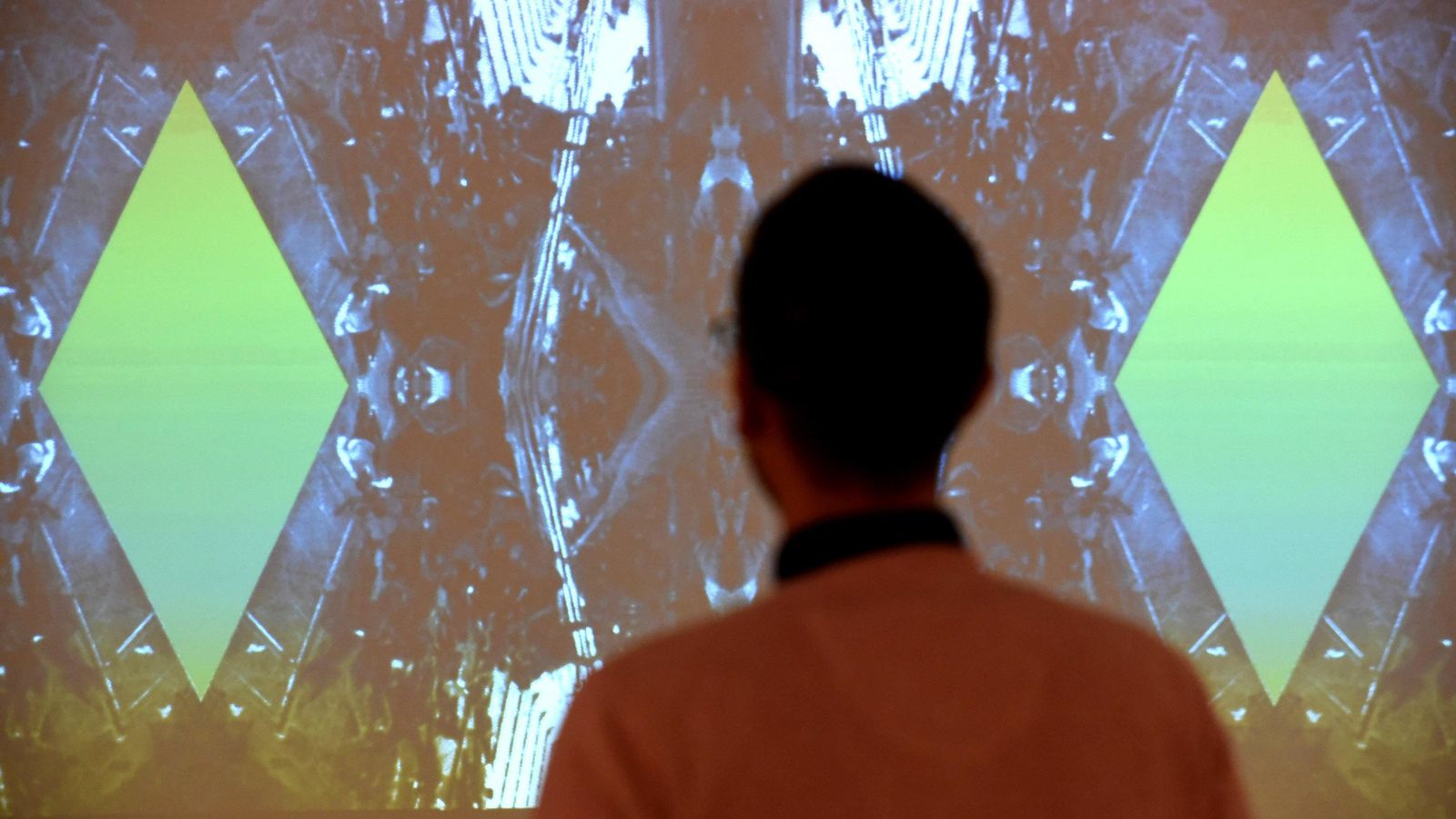 La exposición también cuenta con piezas de videoarte.