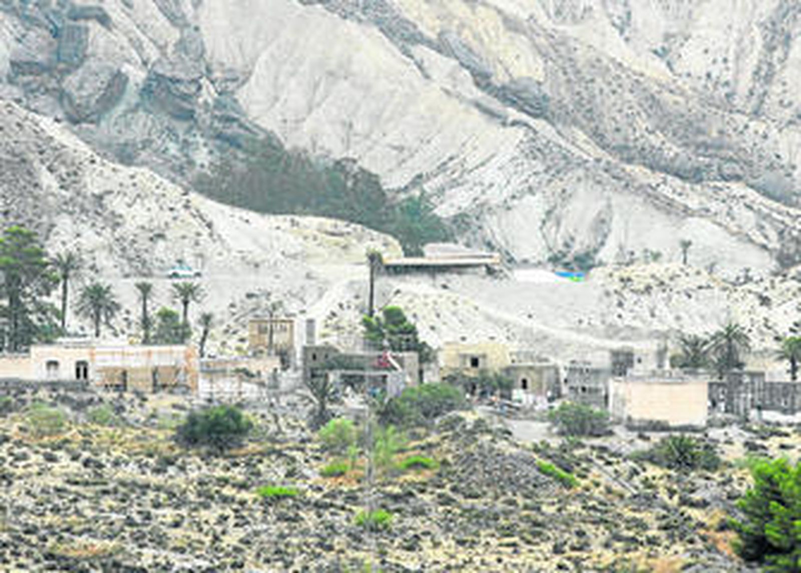 Desde la carretera se pueden ver los trabajos de construcción de los decorados en Sierra Alhamilla.