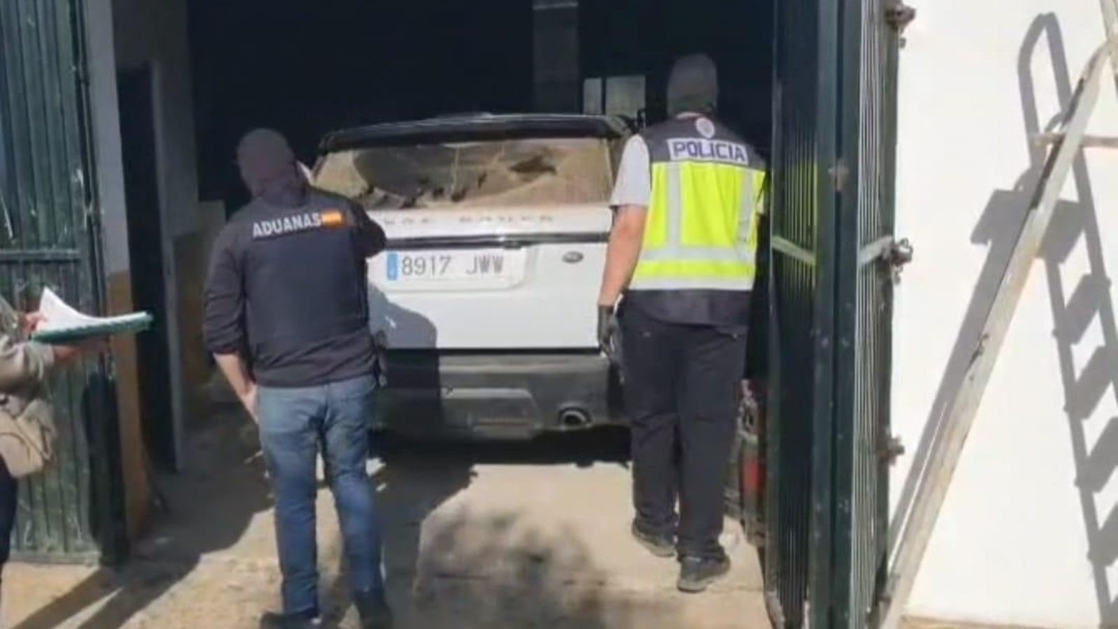 Agentes de aduanas y de la Guardia Civil durante la operación.