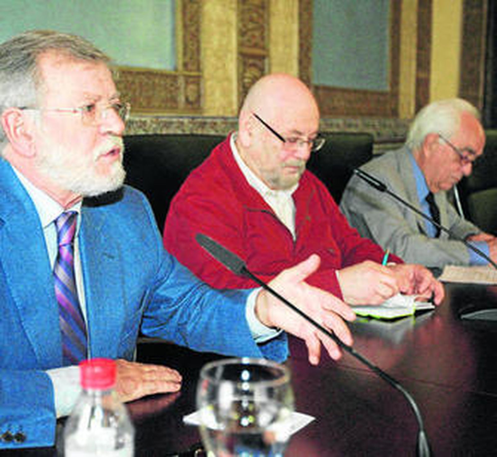 Rodríguez Ibarra, Miguel Rojas y Jorge Brovetto, durante la mesa redonda.