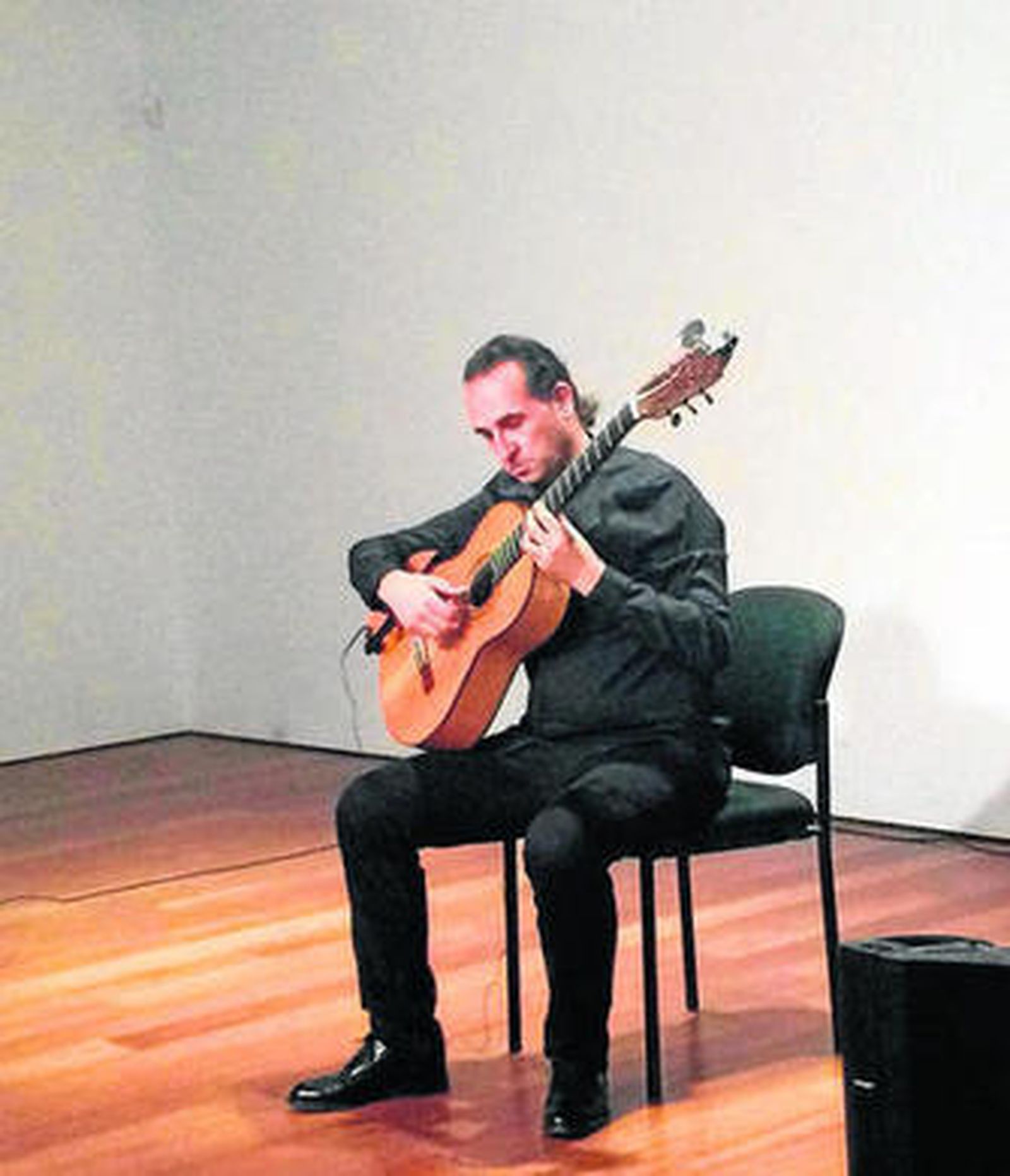 José Salinas durante su actuación en el Museo de la Guitarra.