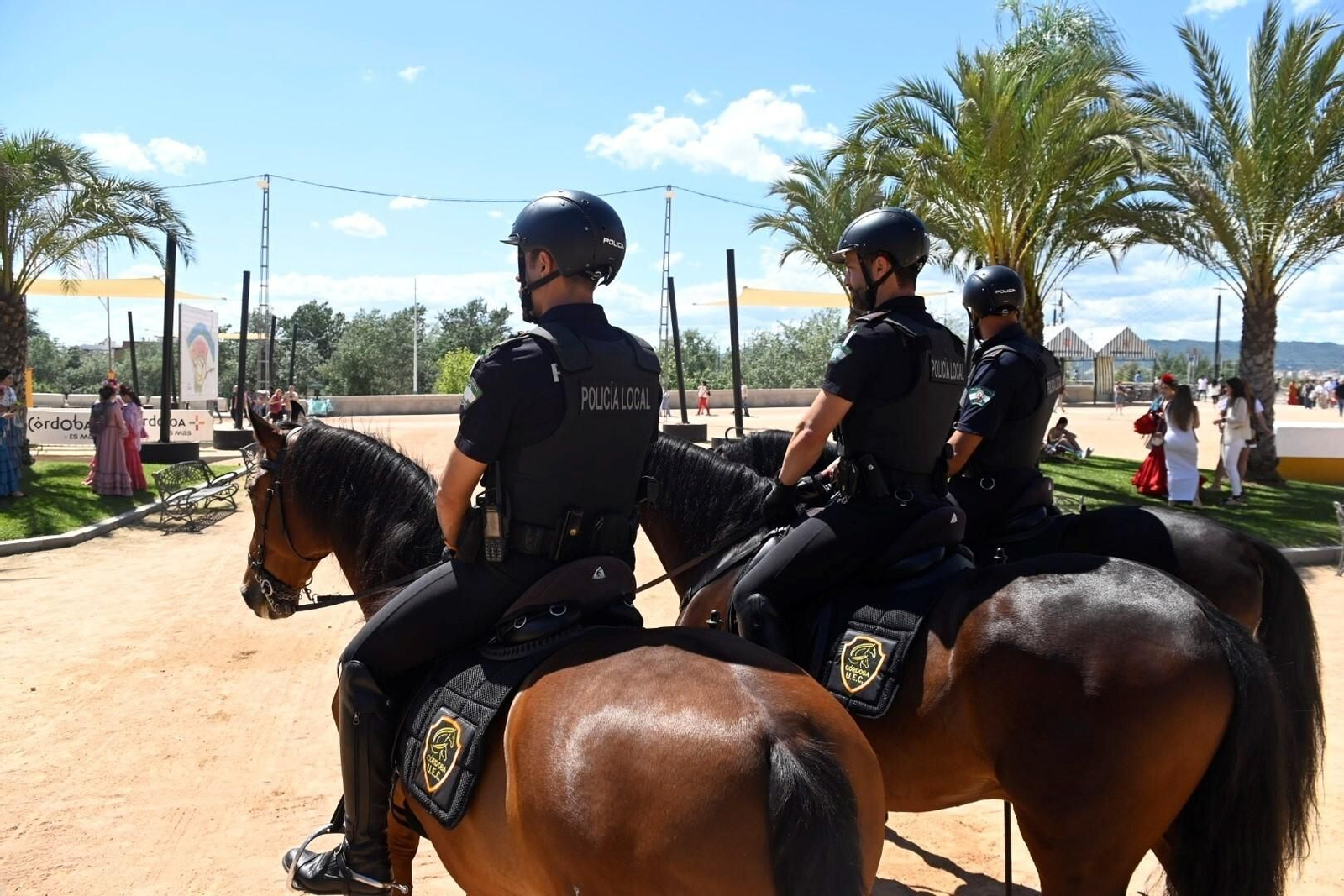 Tres agentes de la Policía Local a caballo, en la Feria de Córdoba.