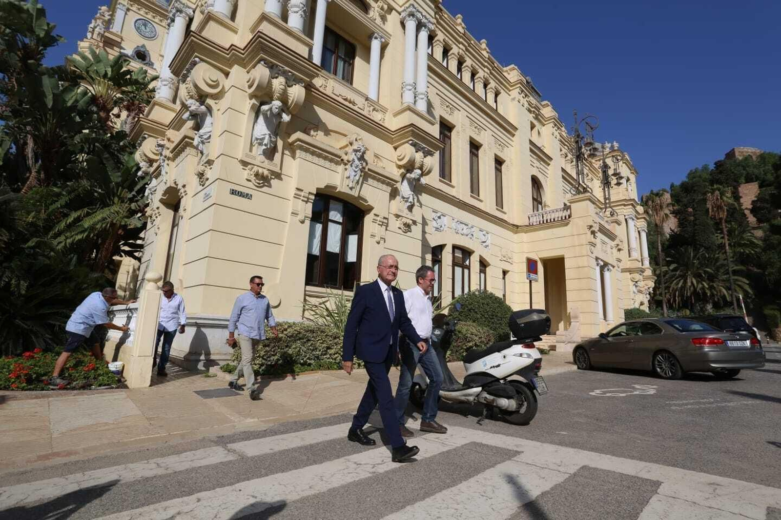 El alcalde de Málaga, este martes, dirigiéndose a su comparecencia con los medios.