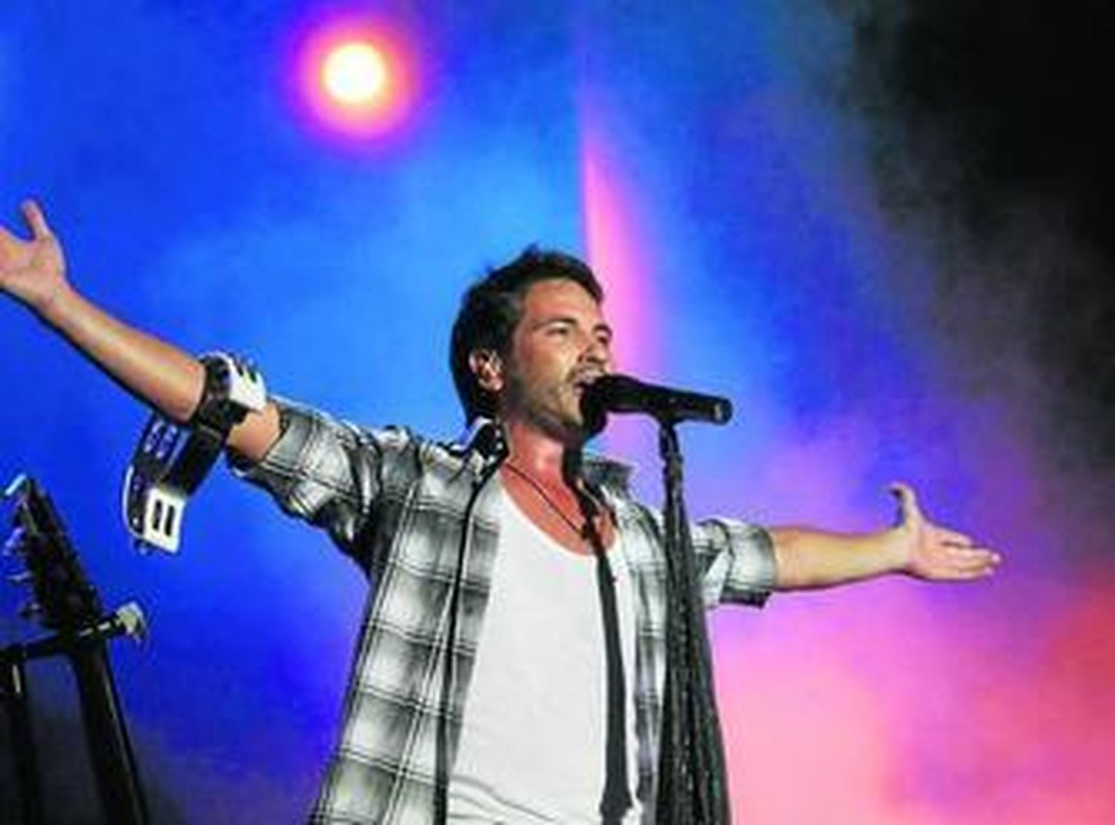 David DeMaría cantando en el concierto del Auditorio Municipal en el Real de la Feria.