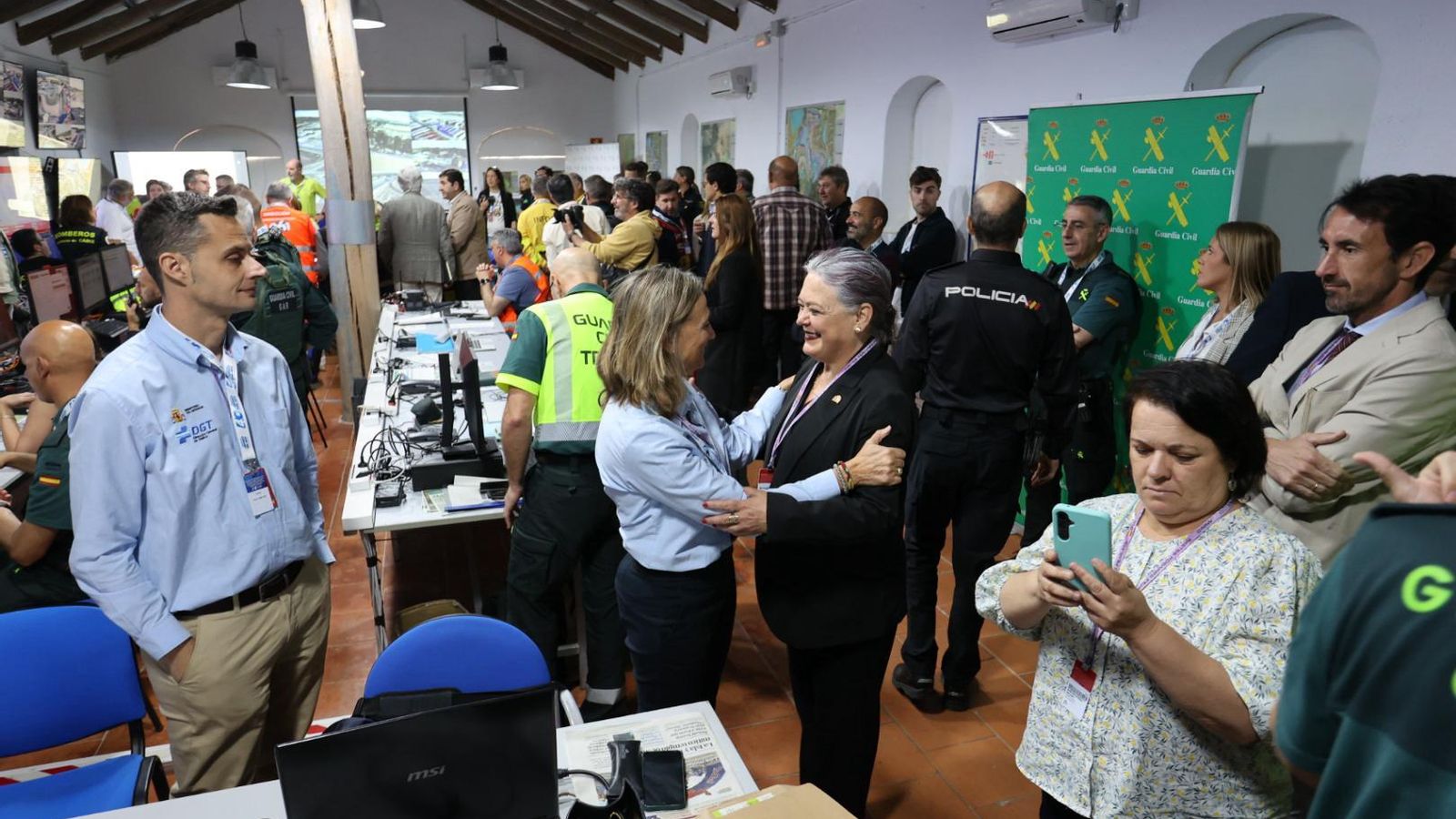 Blanca Flores, saludando a personal del CECOR este viernes en el Circuito de Jerez-Ángel Nieto.