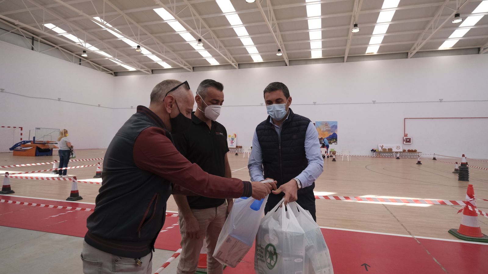 Verasur hace entrega de las mascarillas a alcalde de Los Gallardos.