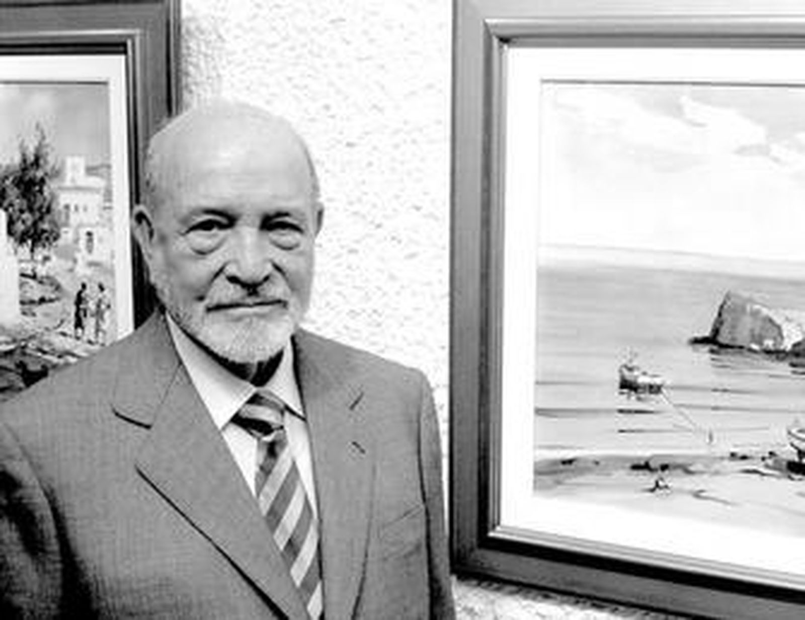 Julio Visconti junto a una de sus obras en una exposición en la galería Argar el pasado año.