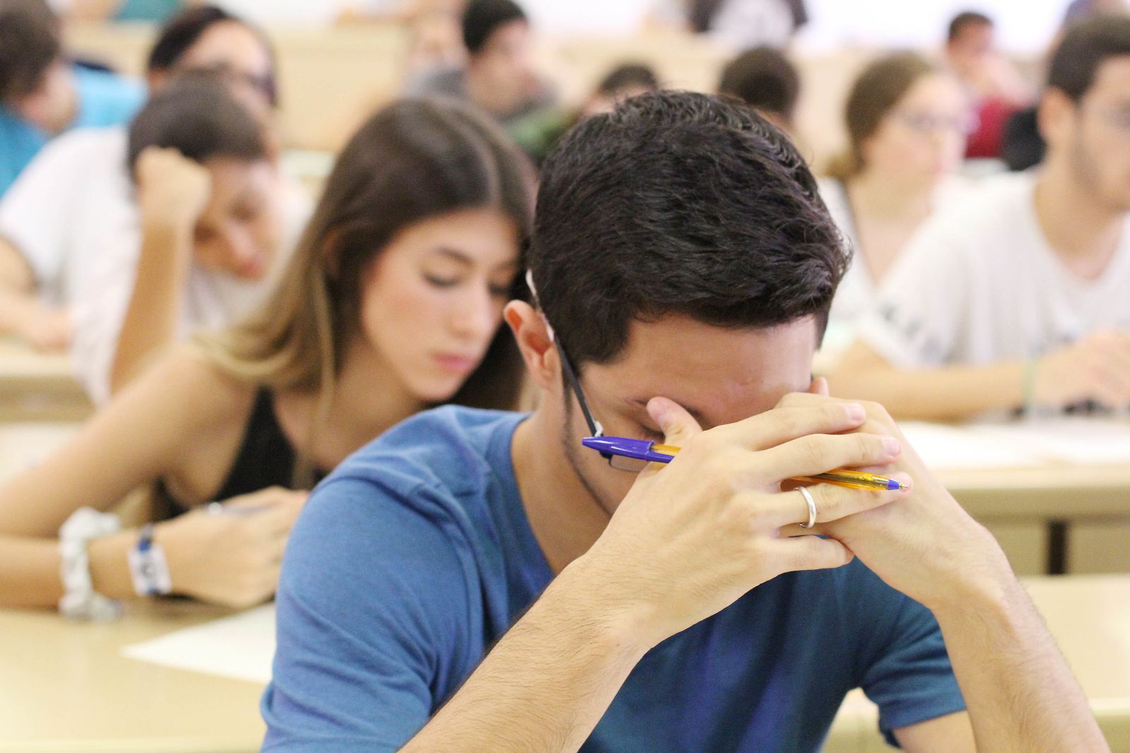 Alumnos realizando la Selectividad.