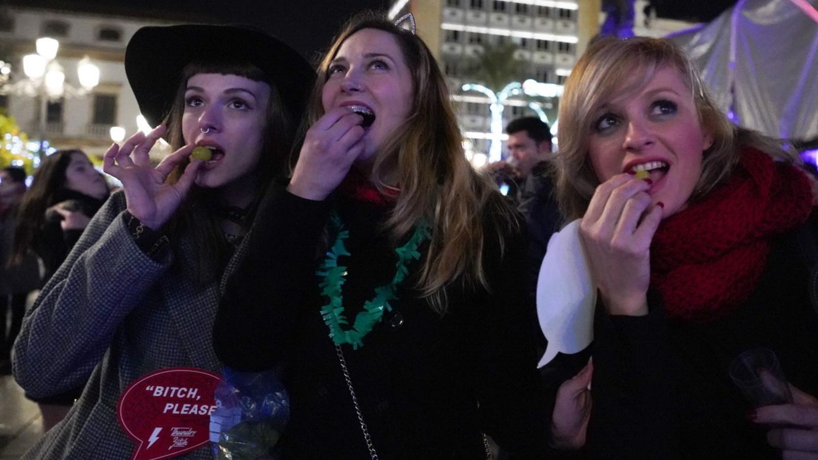 Varias chicas se toman las uvas en las Tendillas.