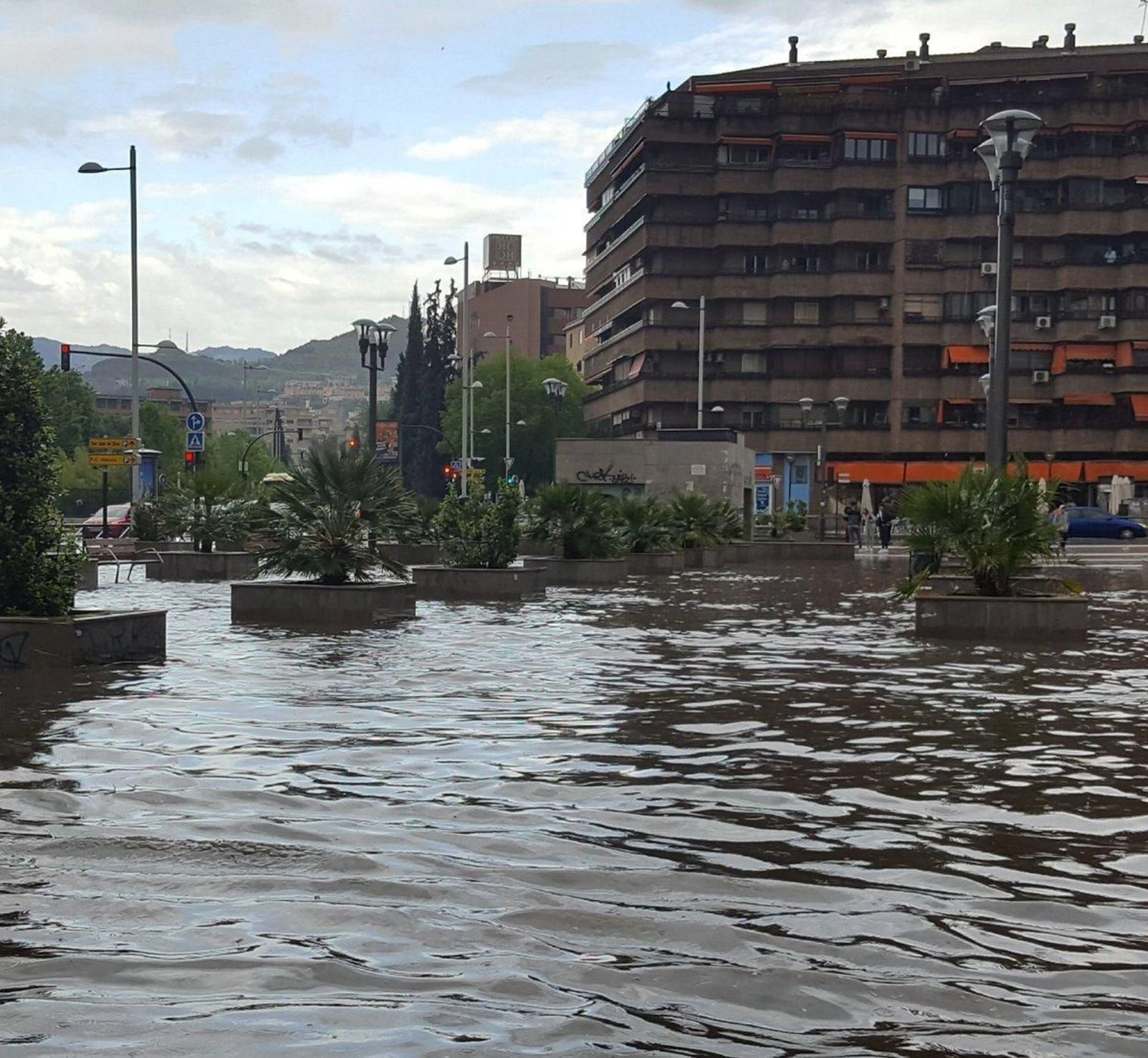 Una tromba de agua 'anega' la ciudad en apenas treinta minutos