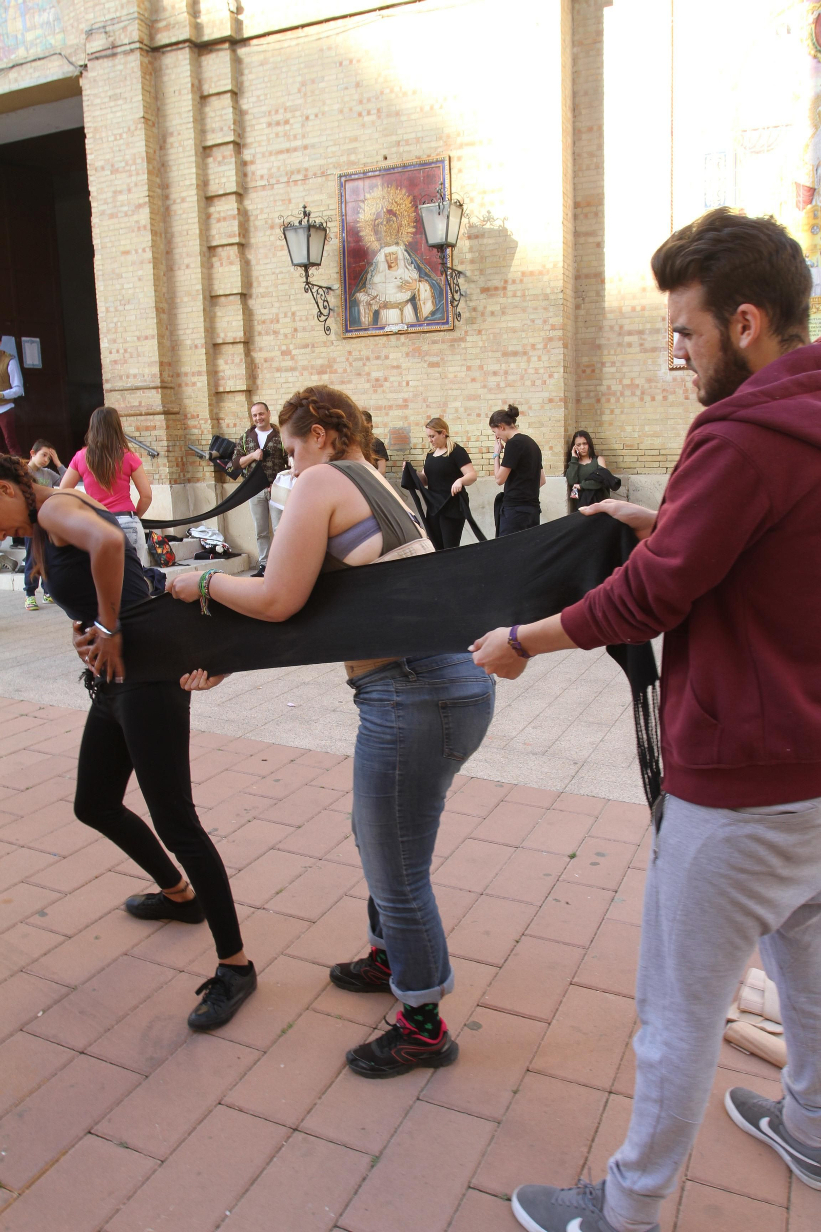 El ensayo de la cuadrilla de mujeres de la Hermandad del Santo Entierro, en imágenes