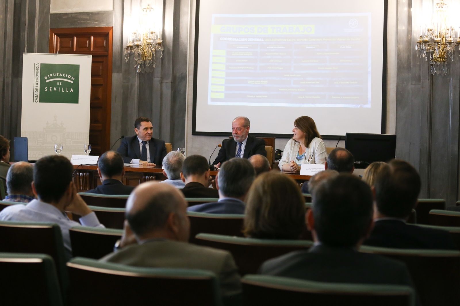 De izquierda a derecha, Joaquín Fernández Garro, el presidente de la Diputación  y la diputada Trinidad Argota.