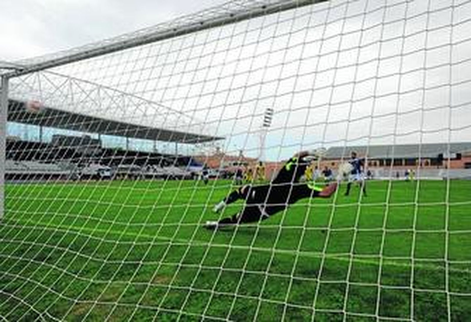 Momento en el que Raúl Silveira anota el tercer tanto azulino, de penalti, ante la estirada de Juanfer.