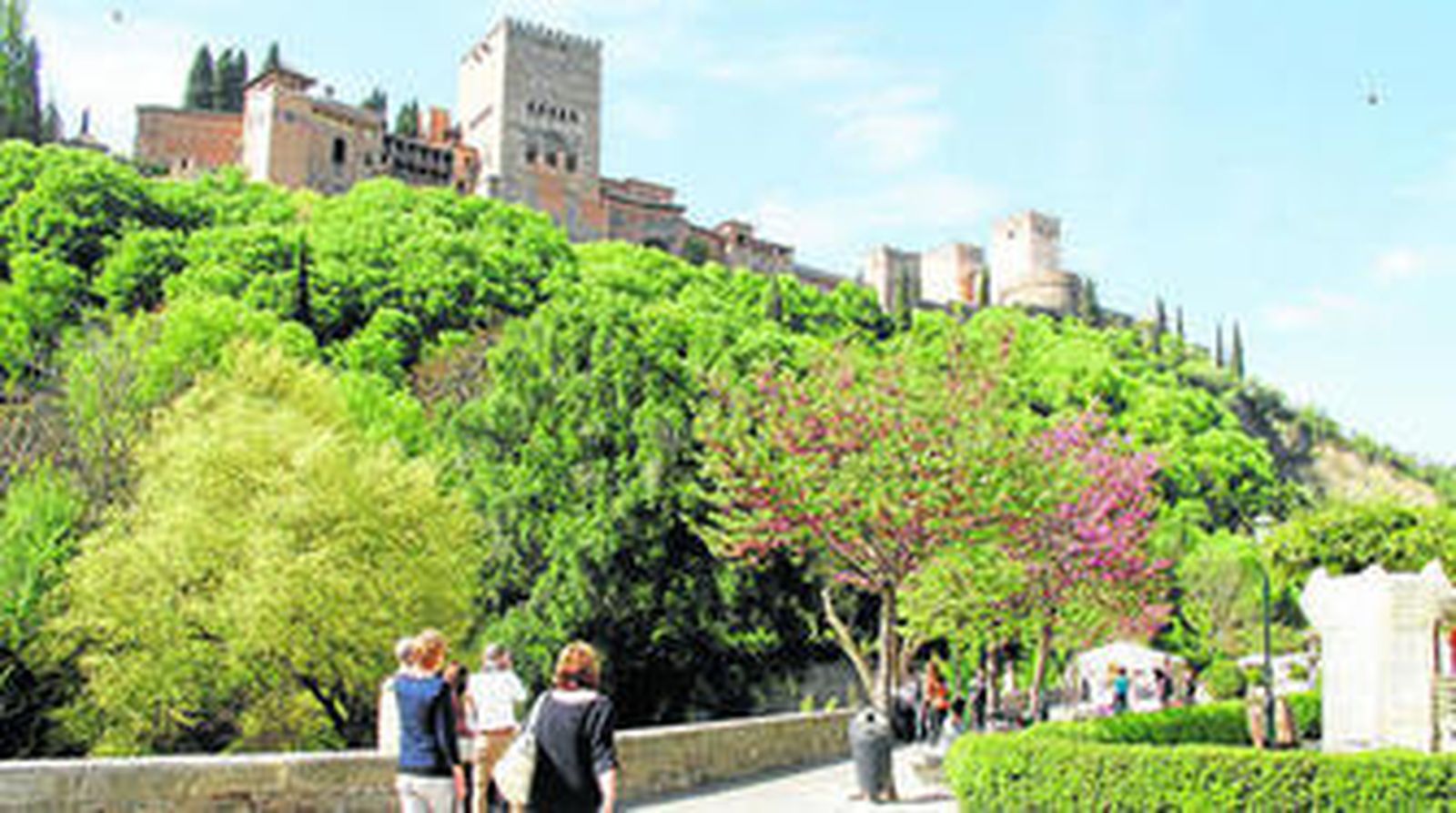 Guupos de visitantes pasean por Granada.