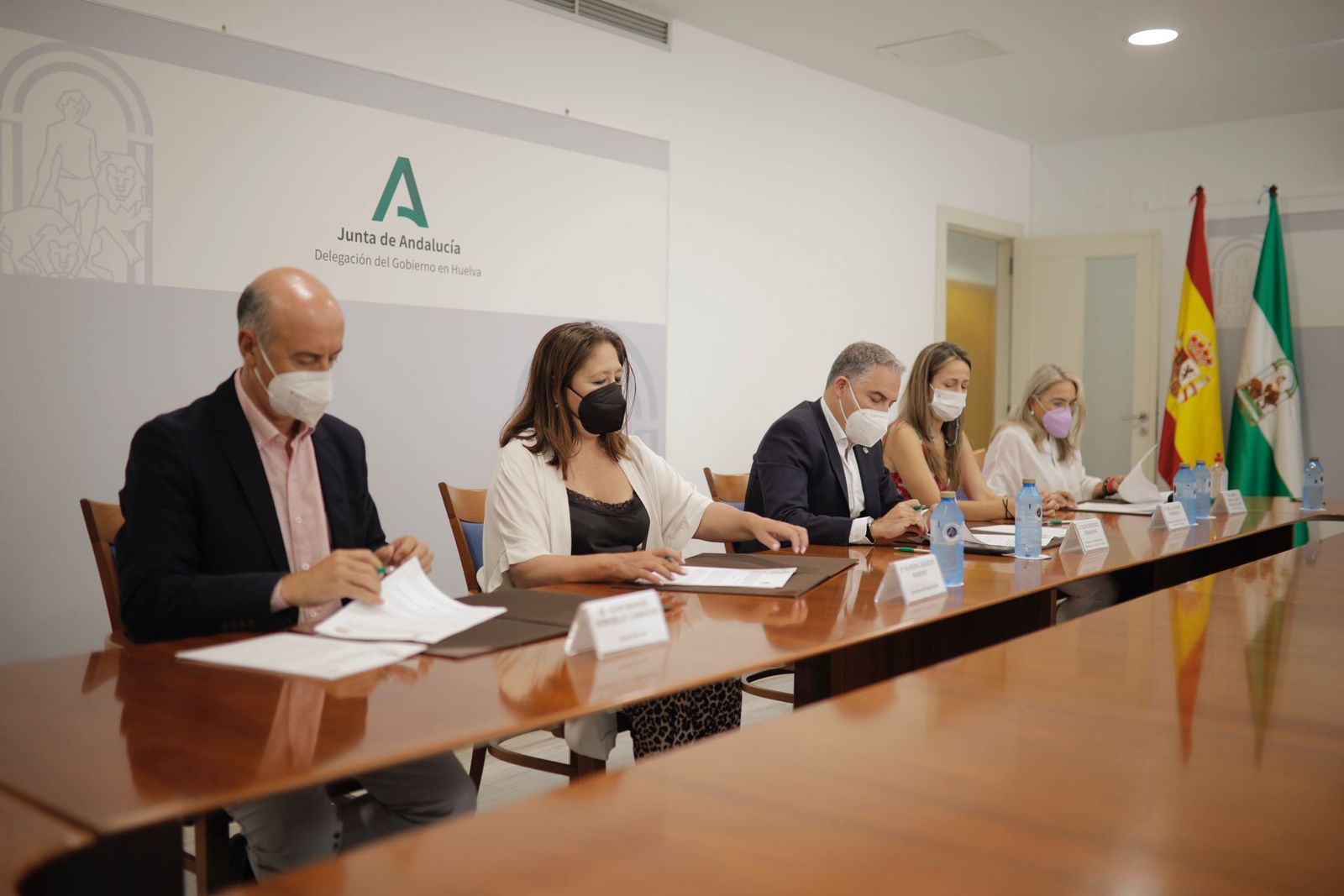 Elías Bendodo junto a los alcaldes municipales y Bella Verano, firman los convenios de integración en el 112