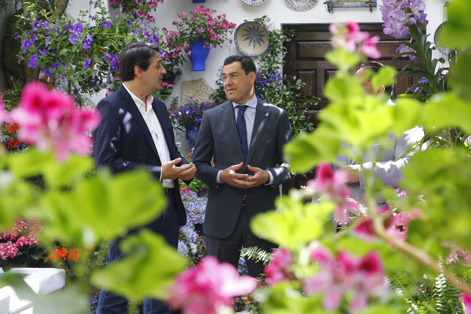 La visita de Juanma Moreno a los Patios de Córdoba, en imágenes.