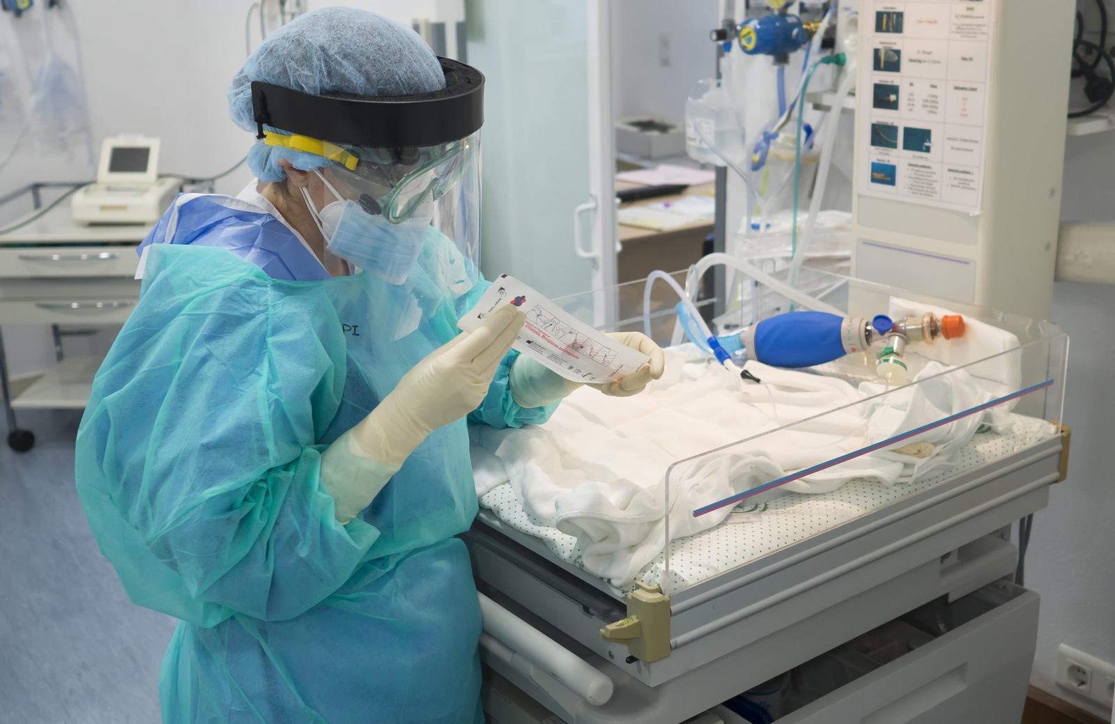 Preparación para realizar la toma de muestra de covid-19 al bebé recién nacido.