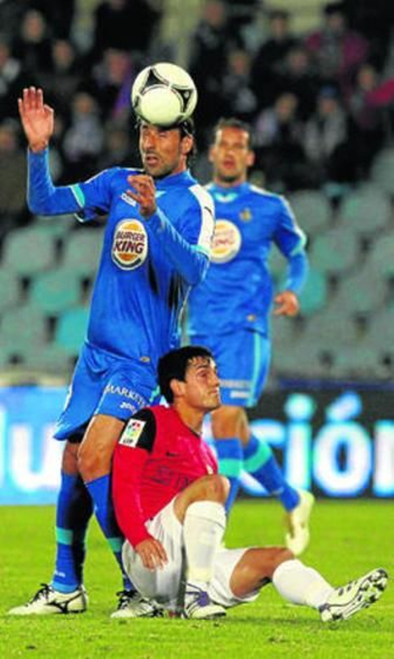 Juanmi, en el suelo, caído en su forcejeo con Juan Rodríguez.