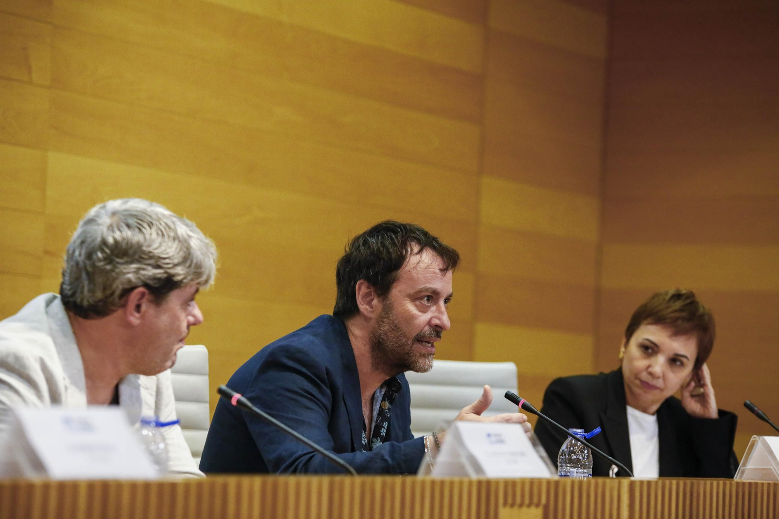 Carmen Mola presenta su libro "El clan" en la Casa de las mariposas de Almería, en imágenes