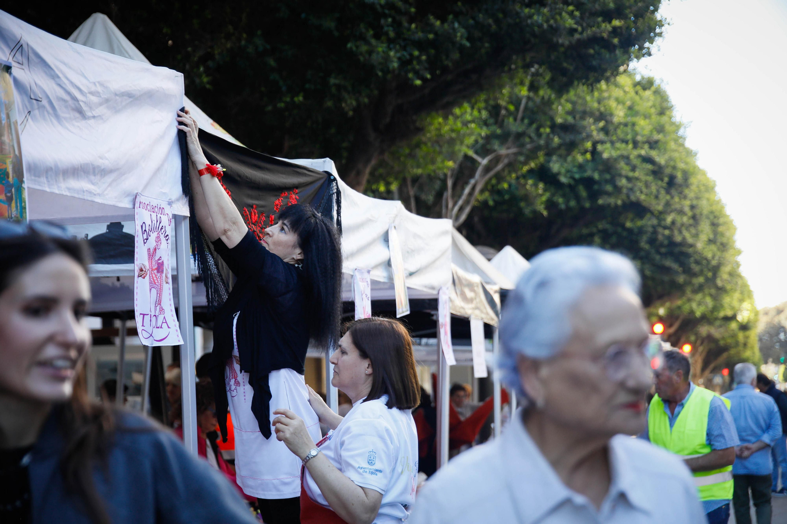 Así es la alfombra de serrín de 60 metros en el Paseo de Almería, en imágenes.
