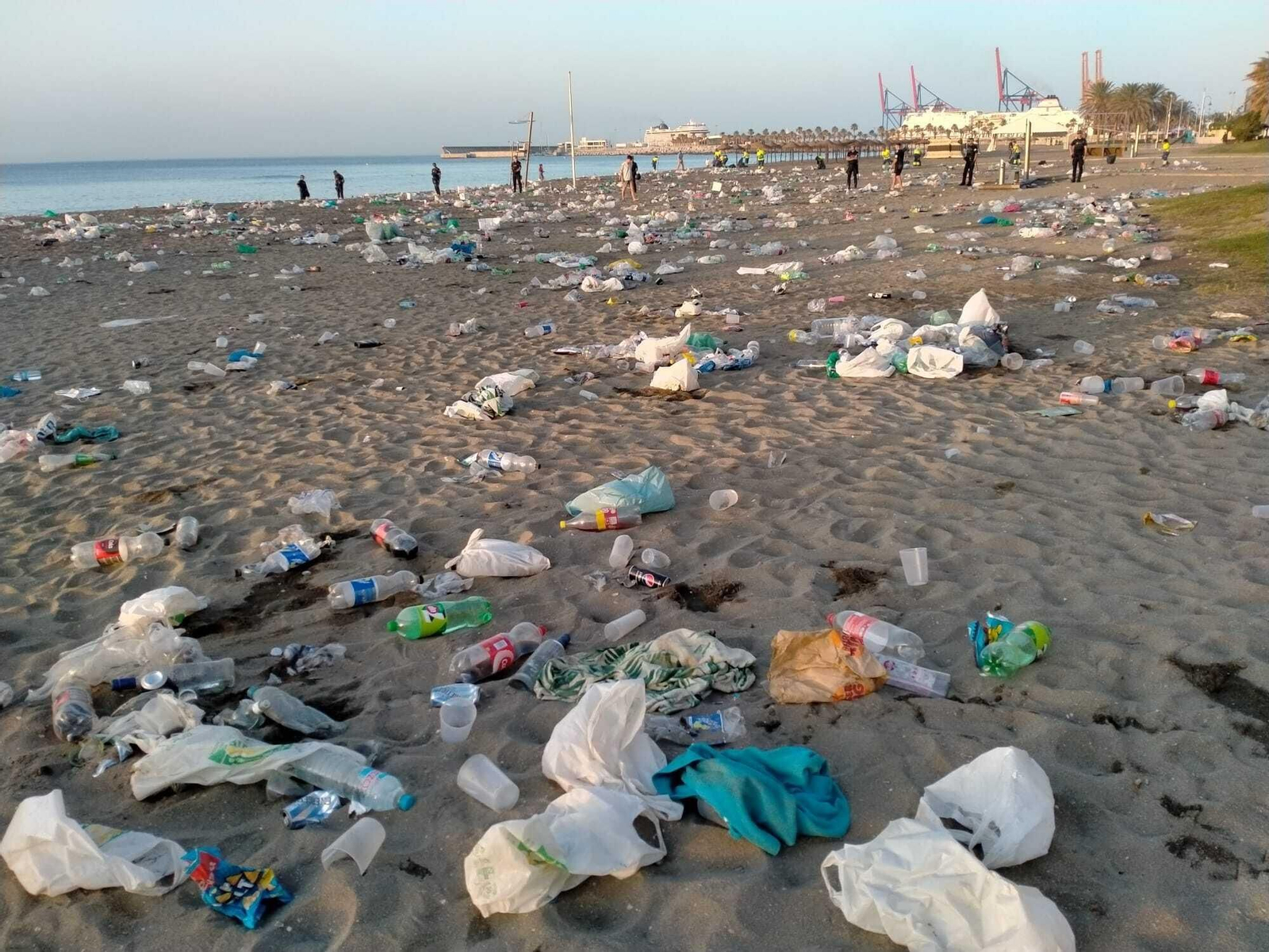 Las fotos de la basura en Playa de la Malagueta tras la Noche de San Juan