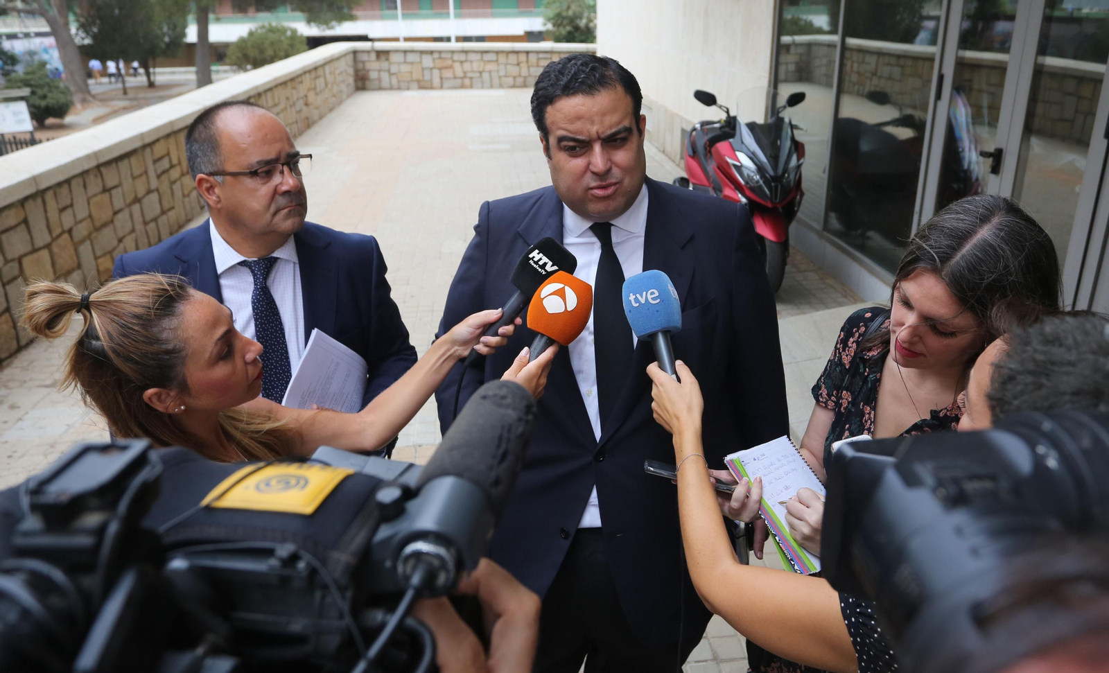 José Andrés Cortés y Juan Campos, abogados defensores, atendiendo ayer a los medios de comunicación.