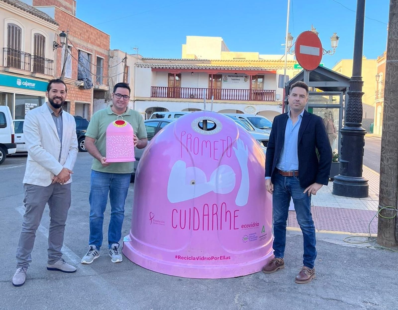 Jorge Velázquez, gerente del CRSII, con el alcalde de Tabernas, José Díaz y el representante de Ecovidrio-