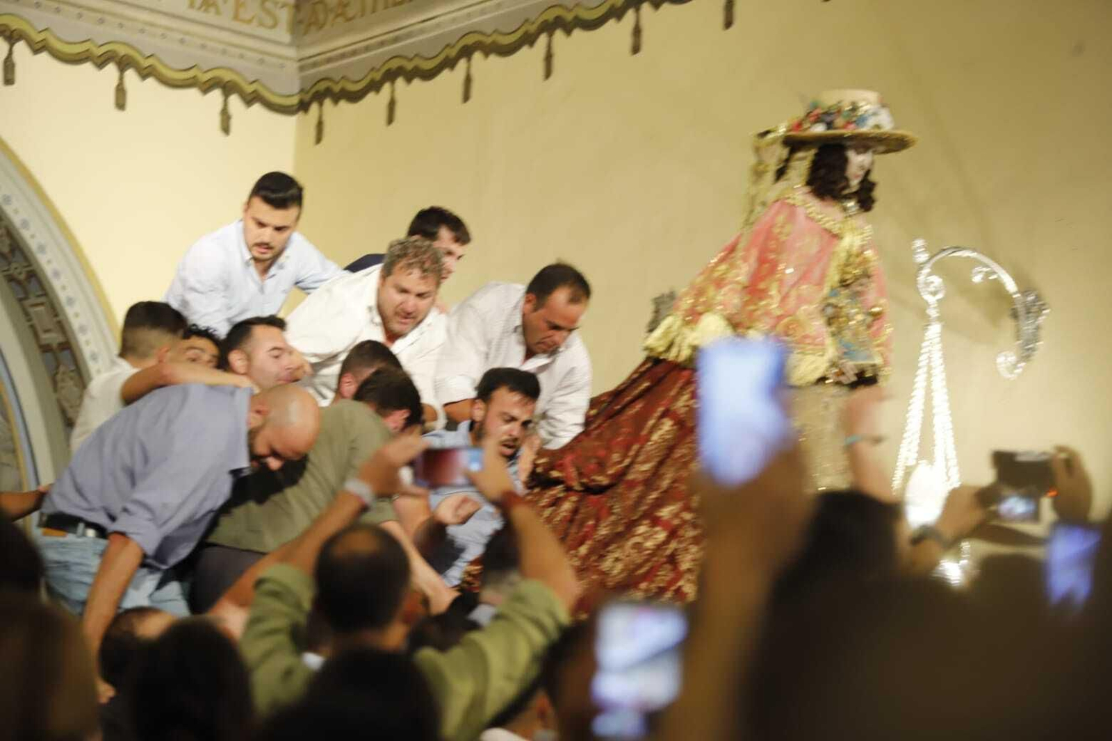 Traslado: las primeras imágenes de la Virgen del Rocío por las calles de Almonte